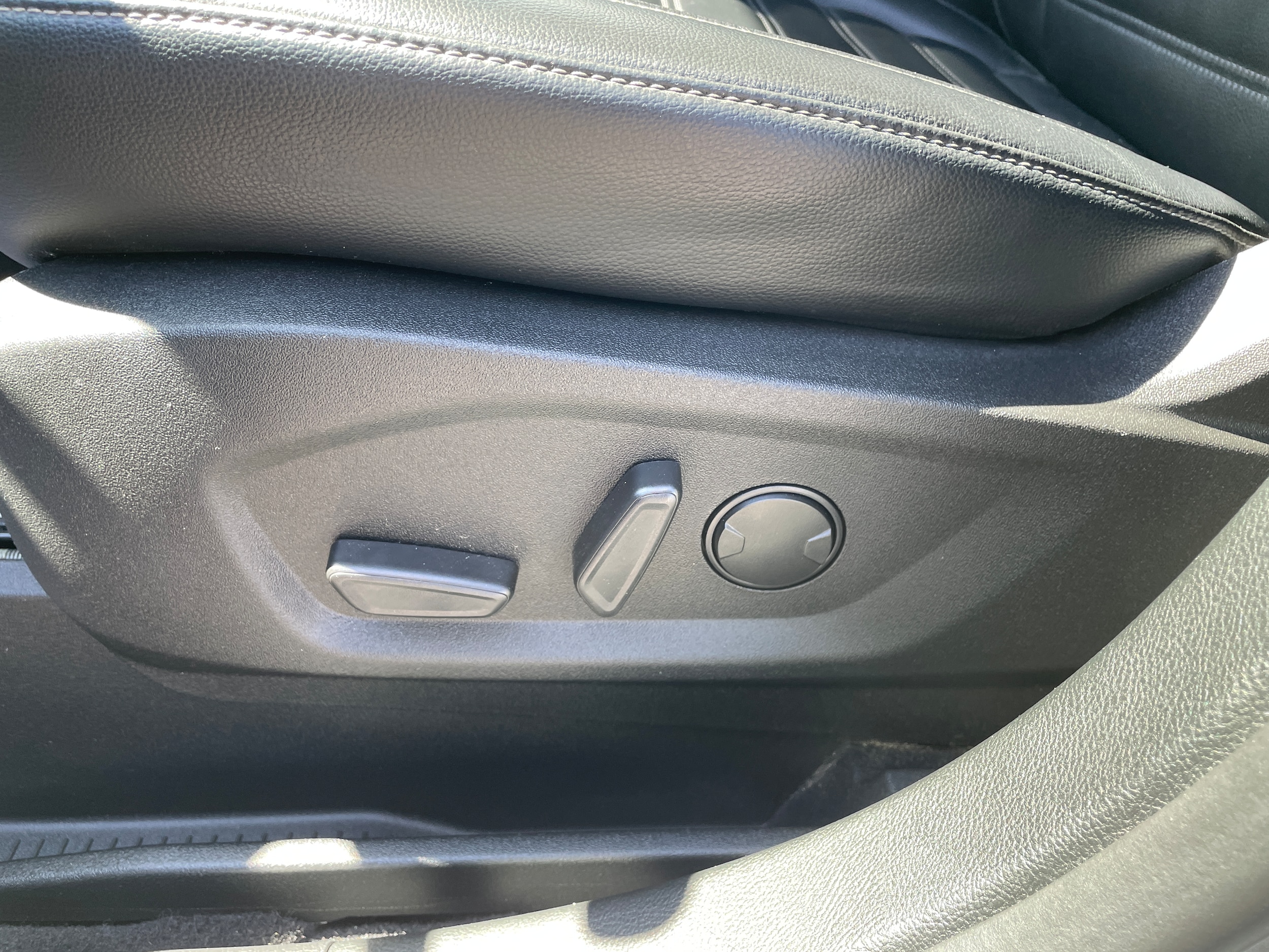 2023 Ford Edge SEL AWD Iconic Silver Metallic at Solomon Chevrolet