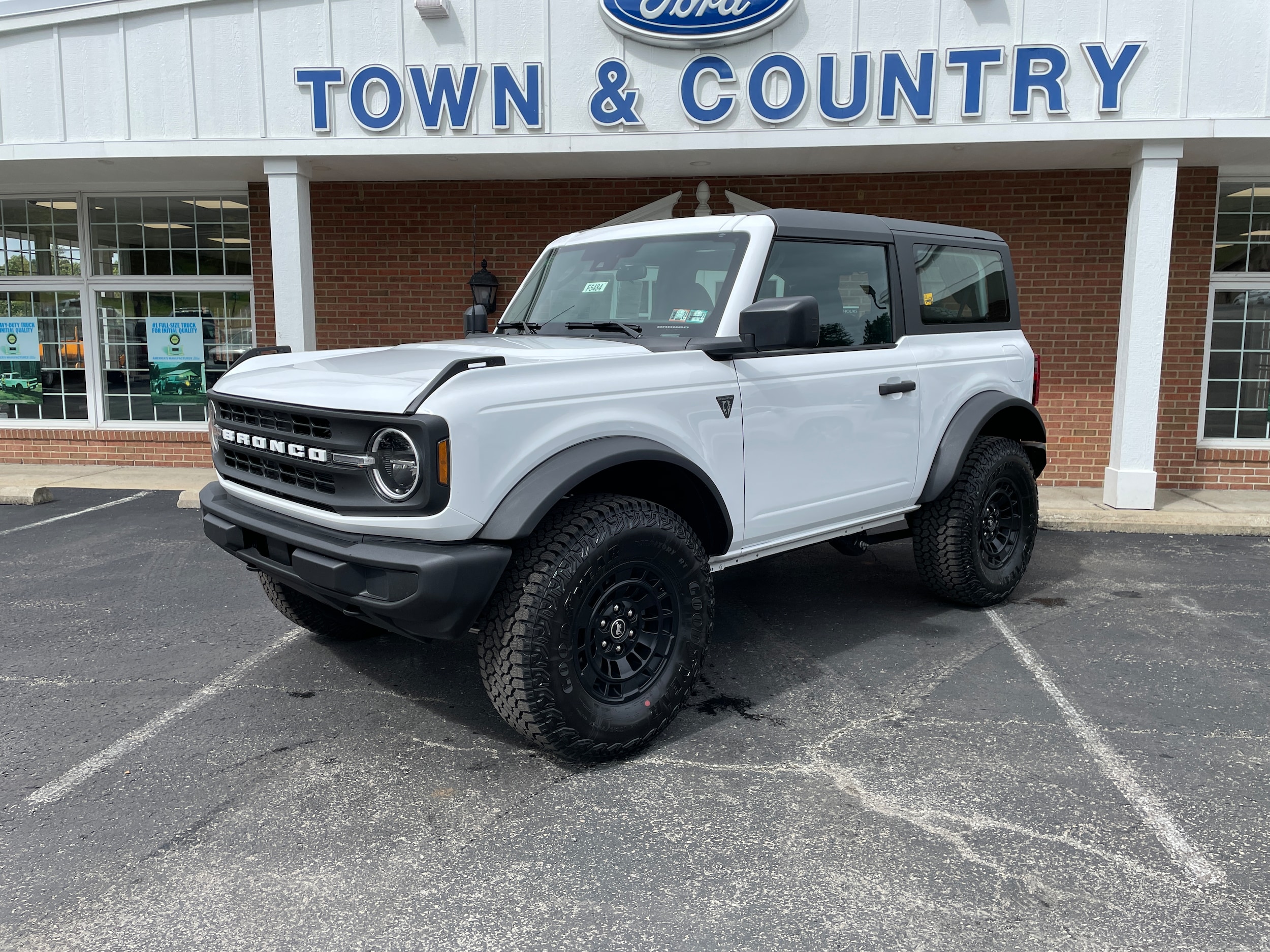 2026 Ford Bronco Base Oxford White at Town & Country Ford