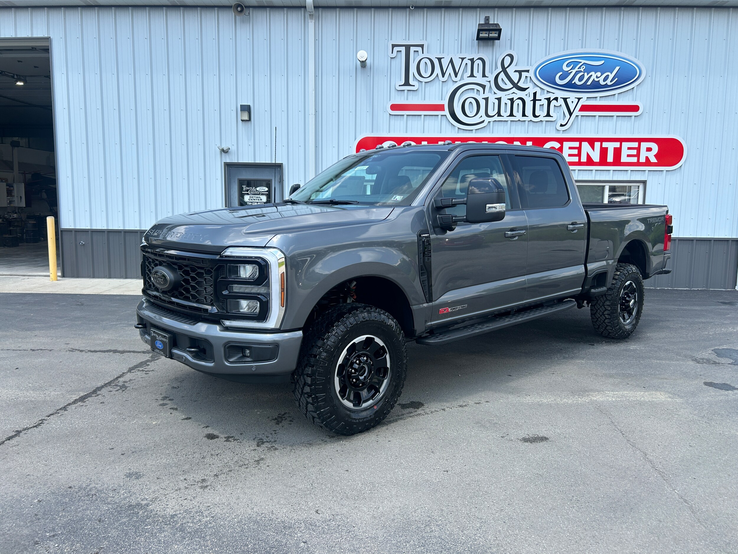 2025 Ford F-350 Lariat photo 2