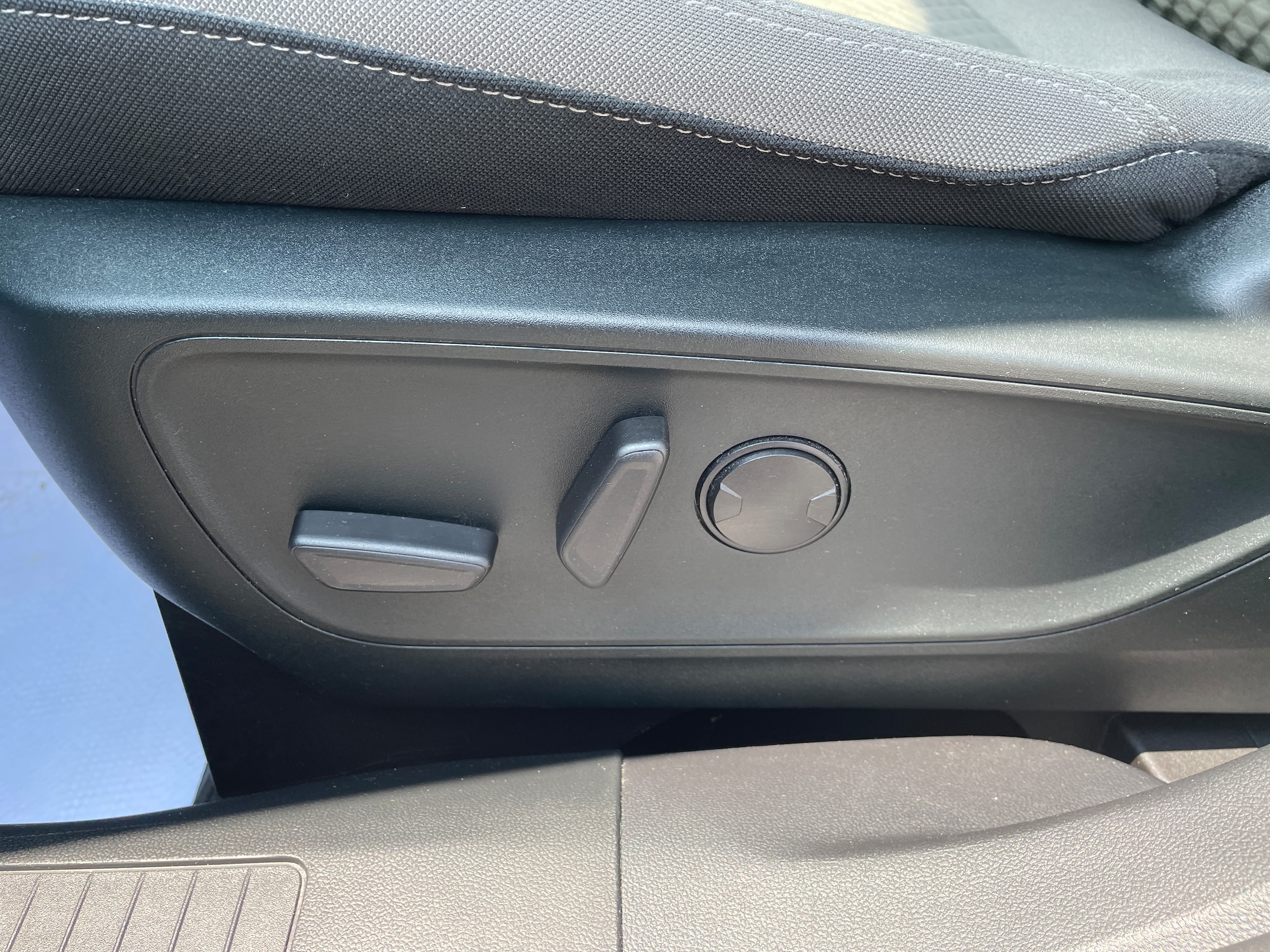 2022 Ford Escape SE Iced Blue Silver Metallic at Warne Motors
