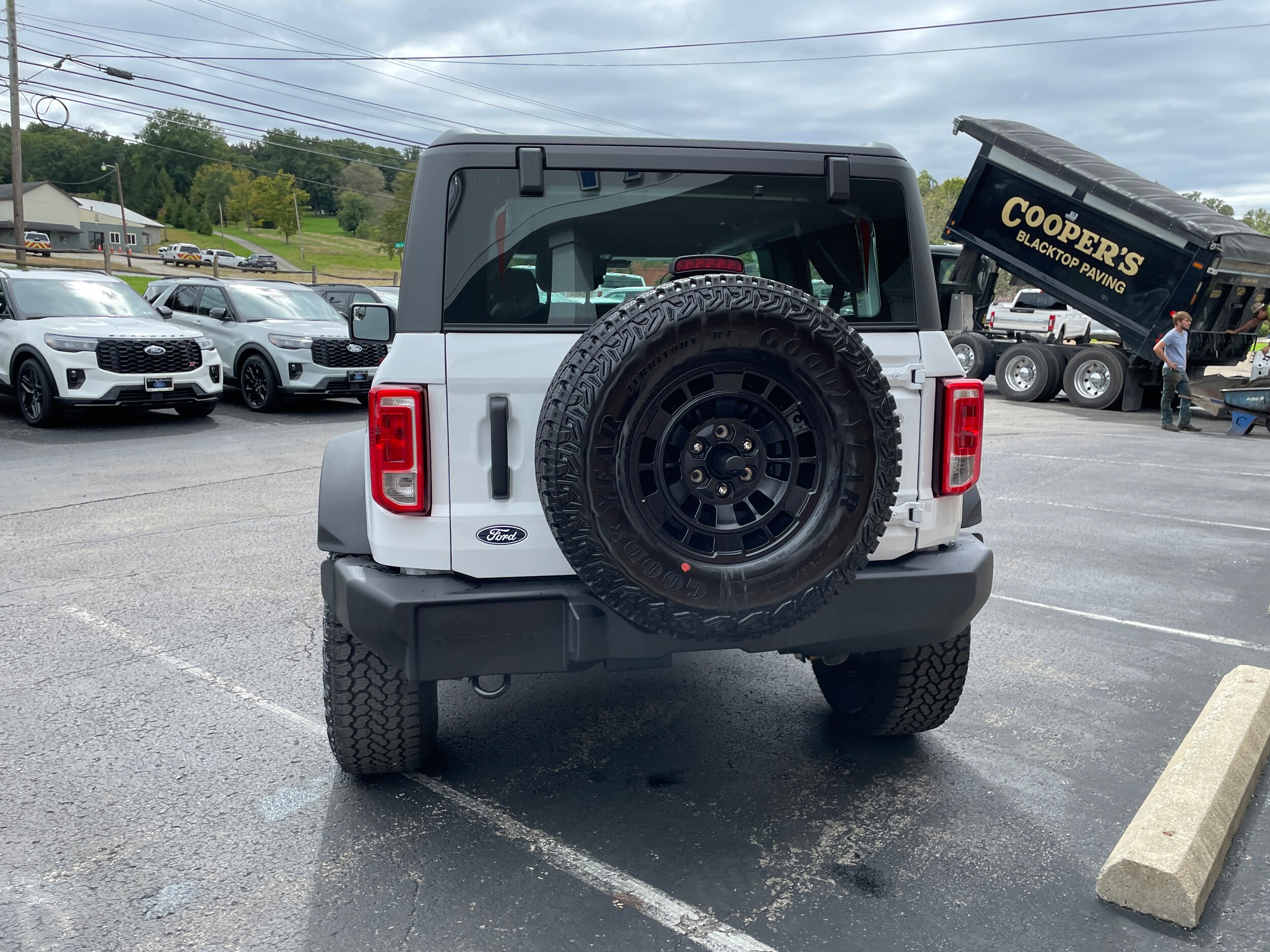2026 Ford Bronco Base Oxford White at Town & Country Ford