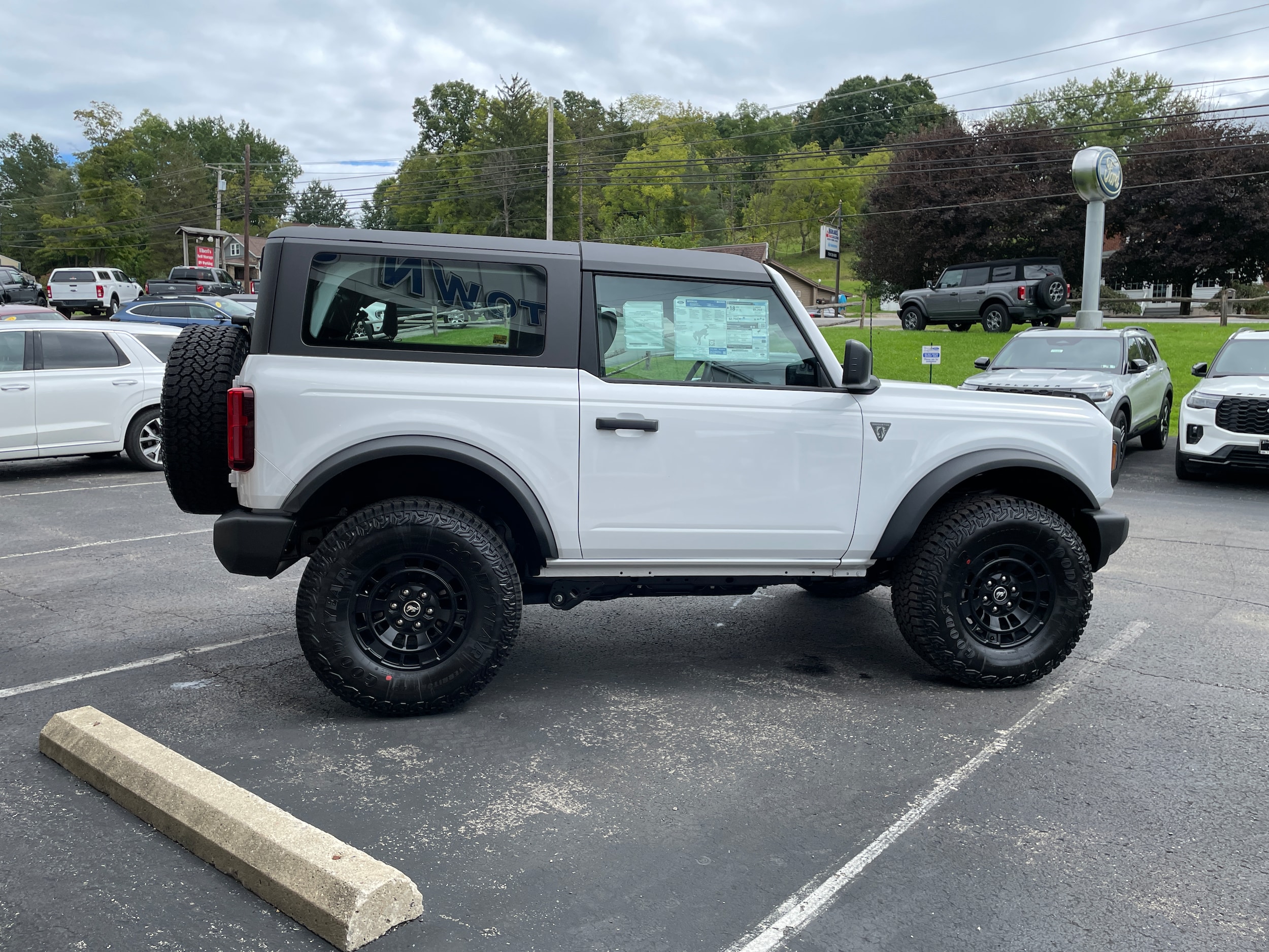 2026 Ford Bronco Base Oxford White at Town & Country Ford