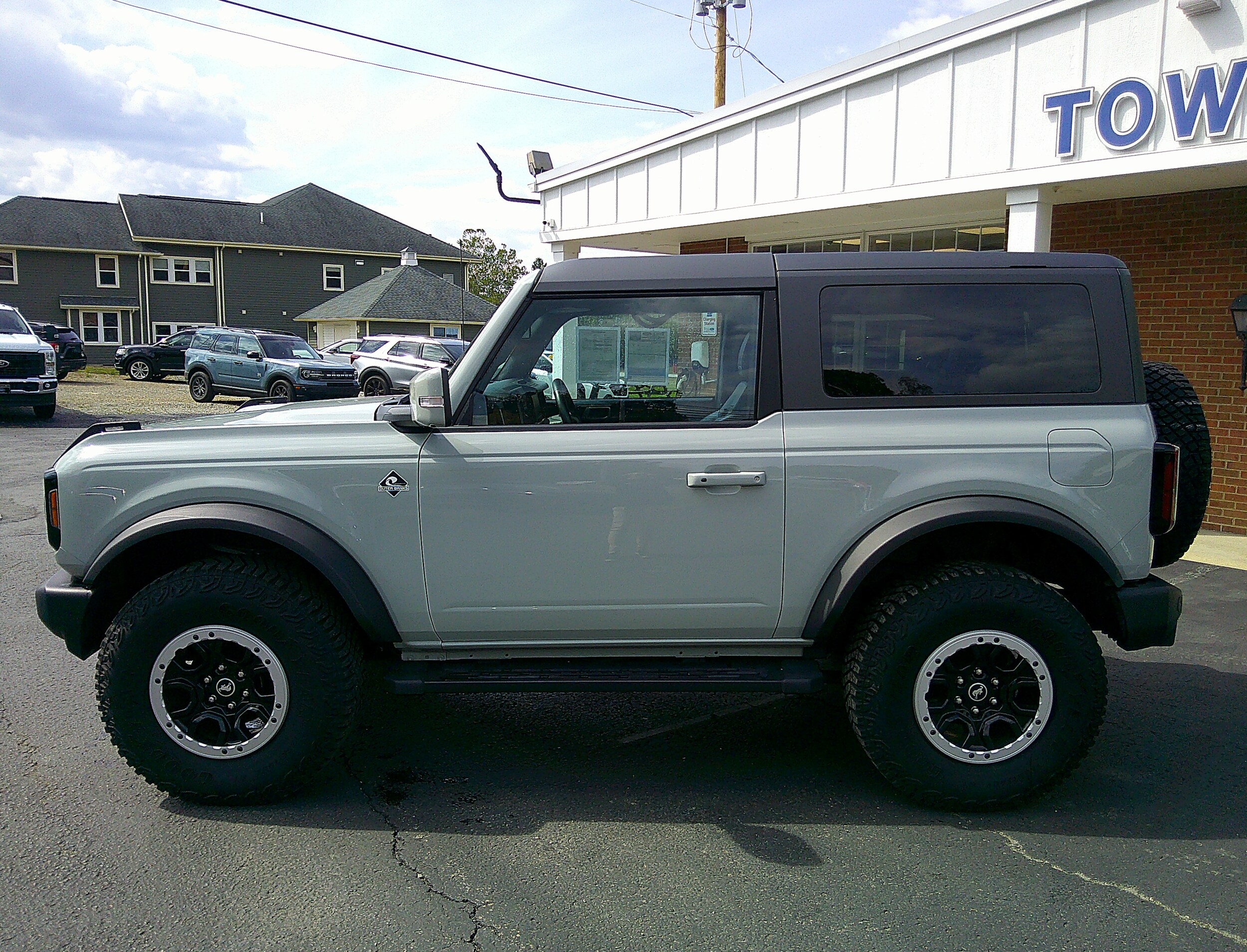 2023 Ford Bronco Outer Banks photo 2