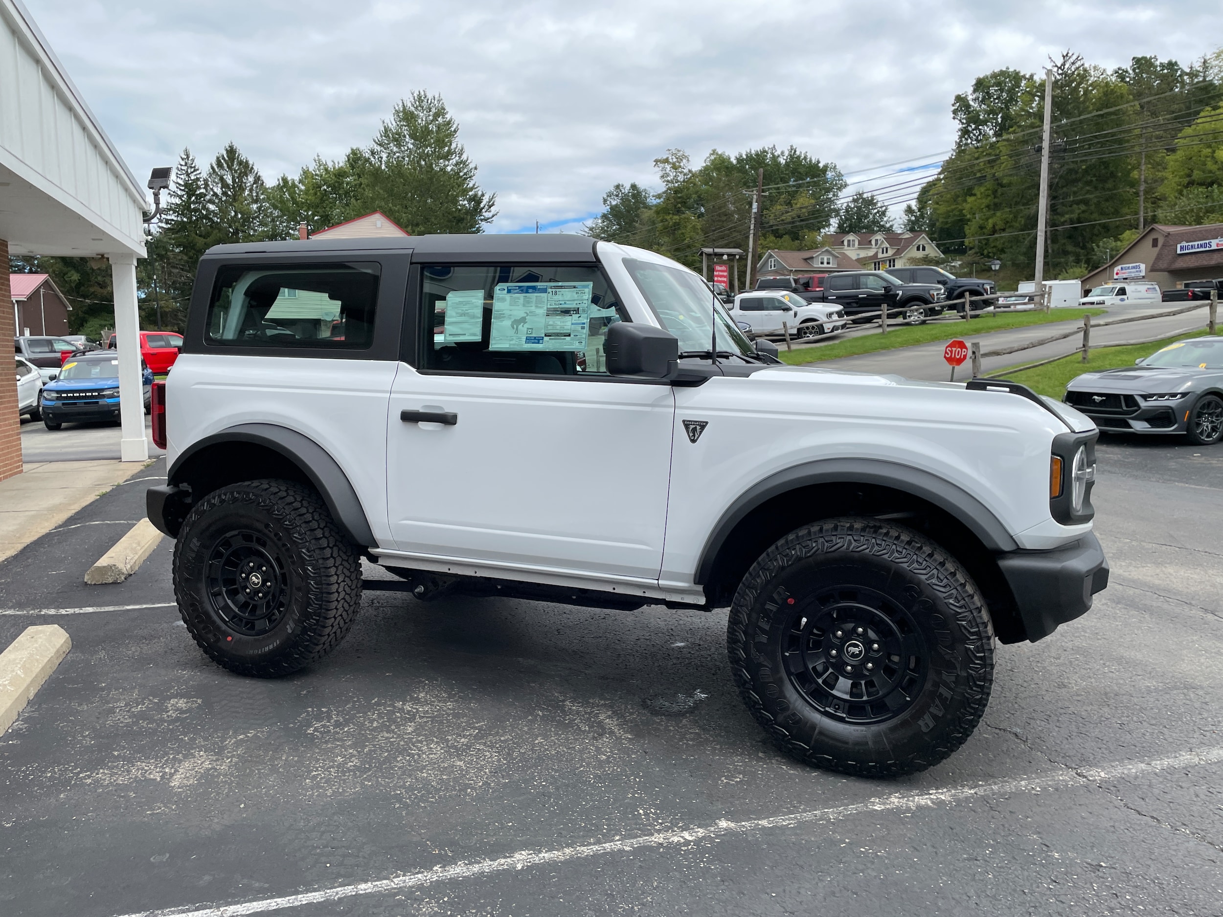2026 Ford Bronco Base Oxford White at Town & Country Ford