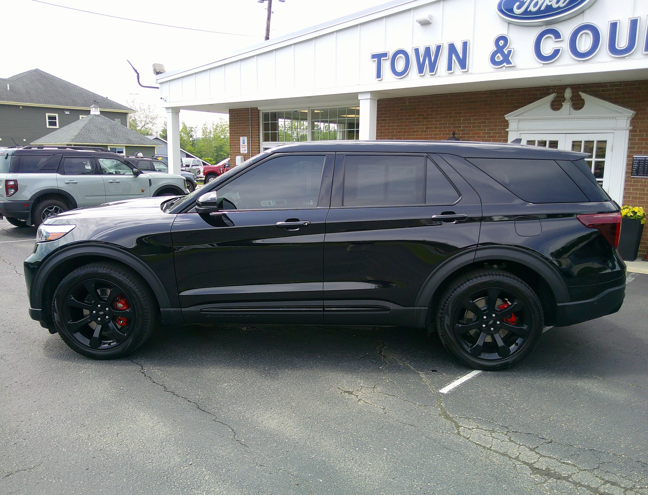 2022 Ford Explorer ST - Photo 9