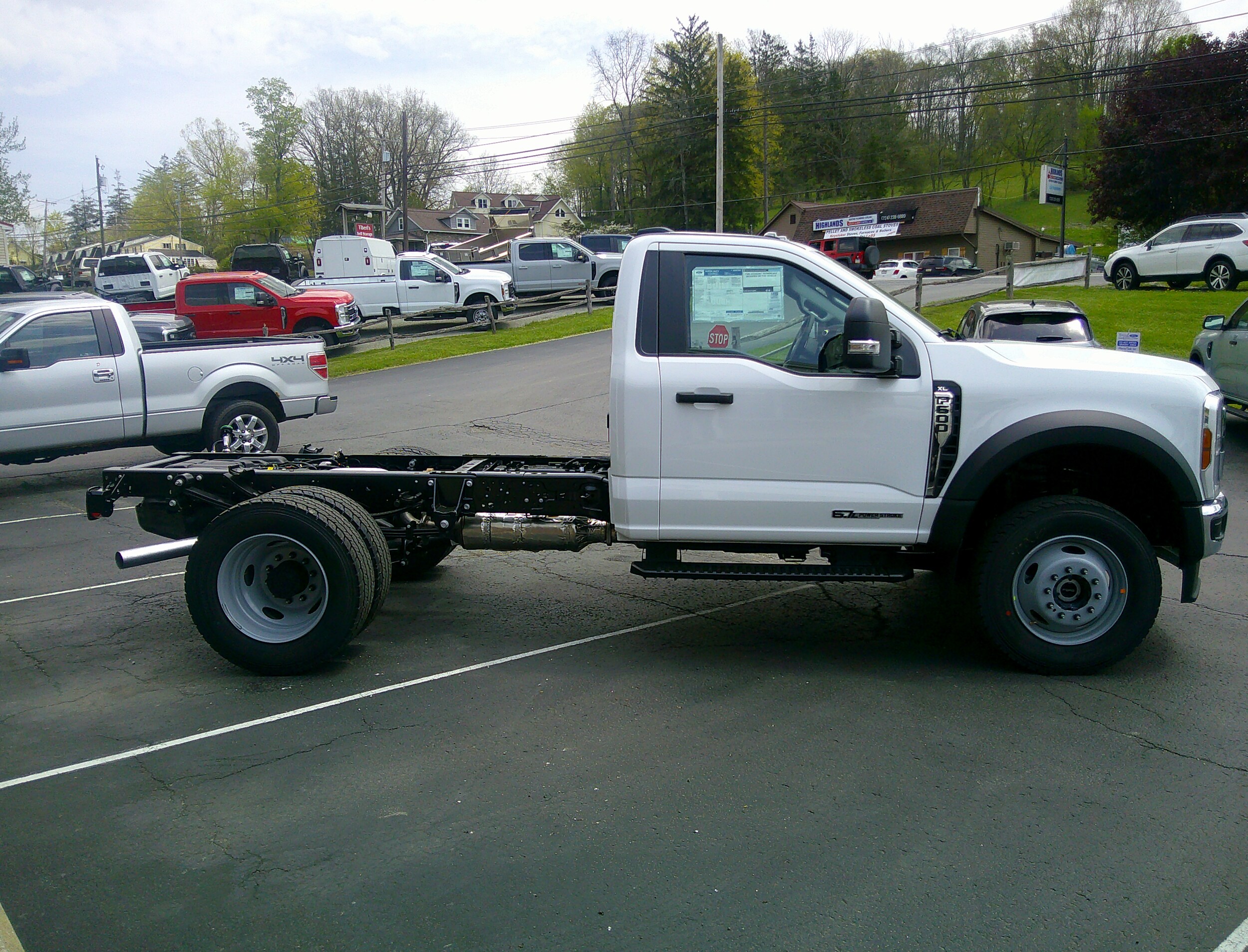 2025 Ford F-600 photo 3