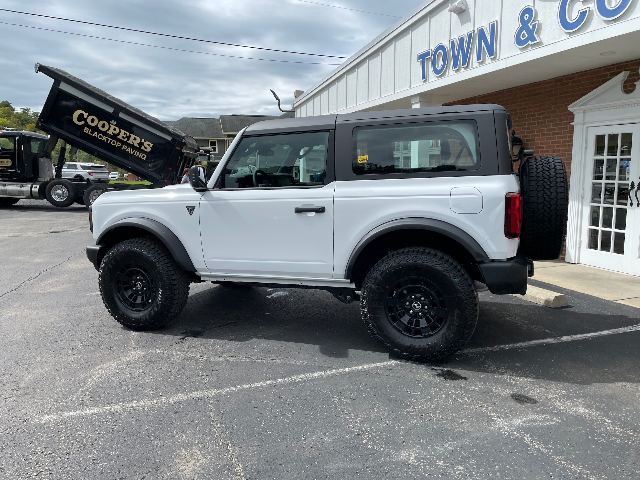 2026 Ford Bronco Base Oxford White at Town & Country Ford