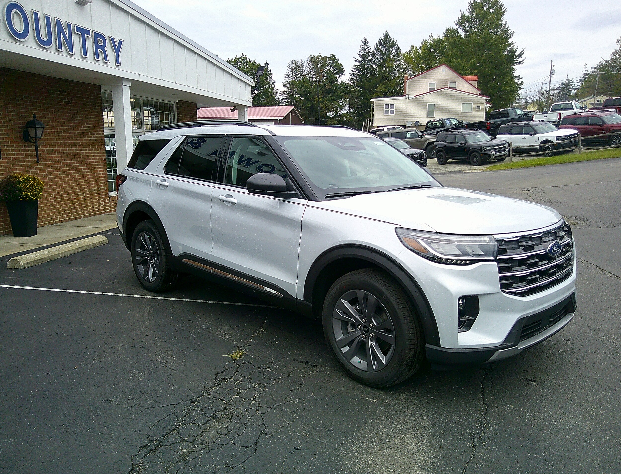 2025 Ford Explorer photo 3