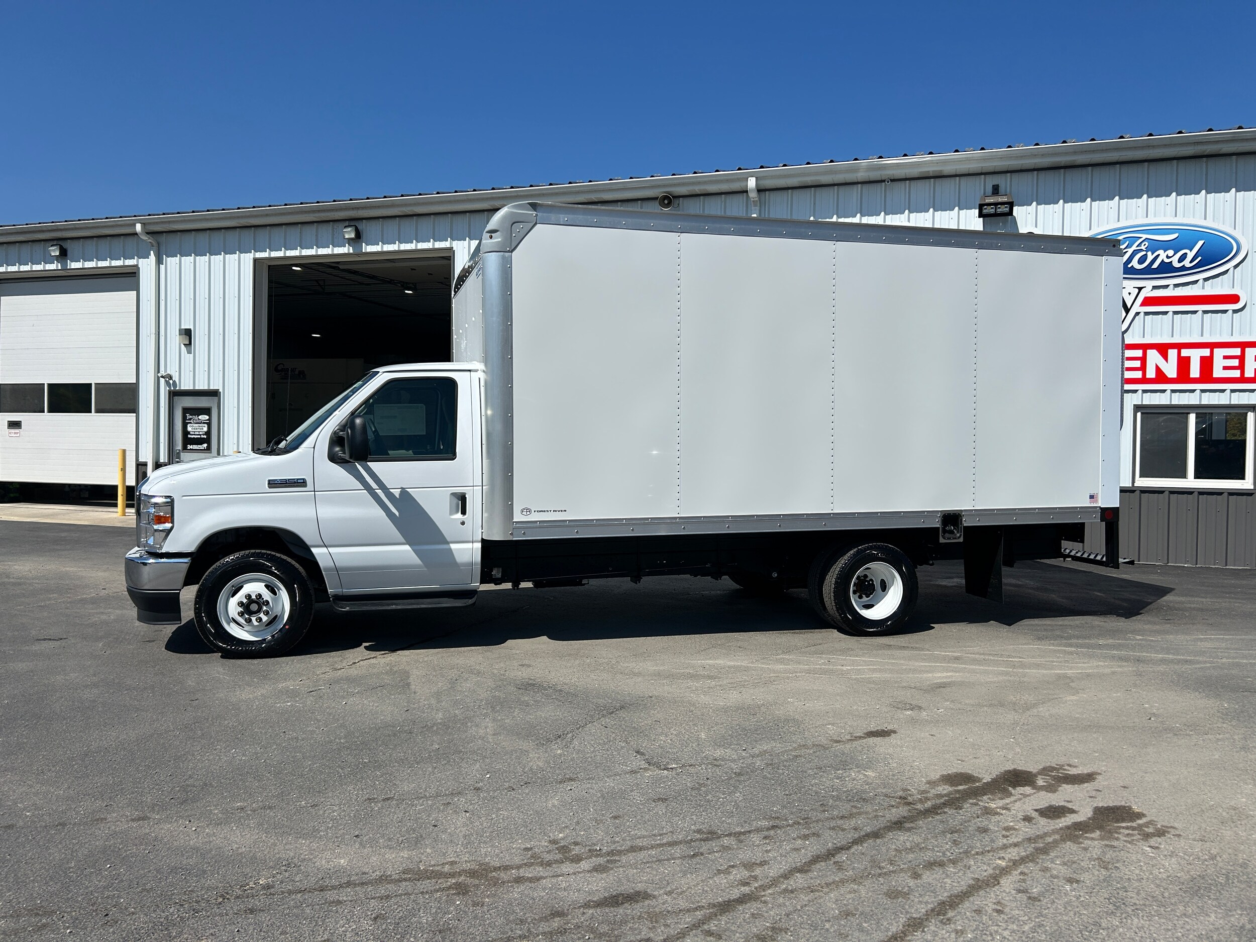 2026 Ford E-350 Base photo 3