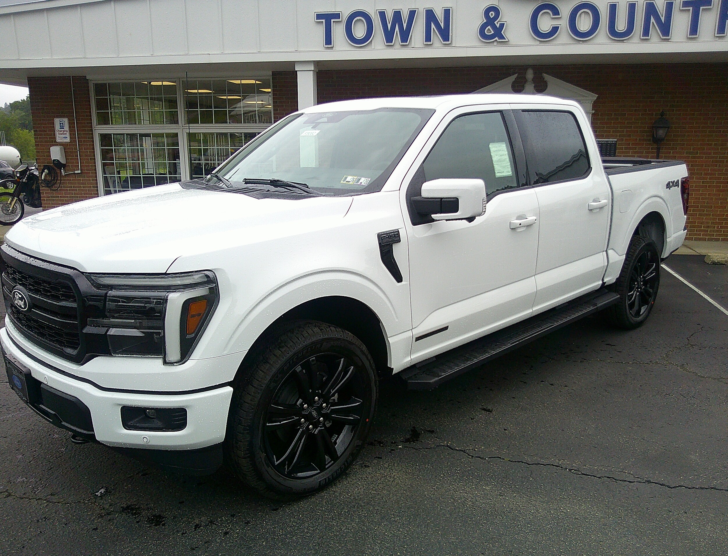 2025 Ford F-150 Lariat photo 2