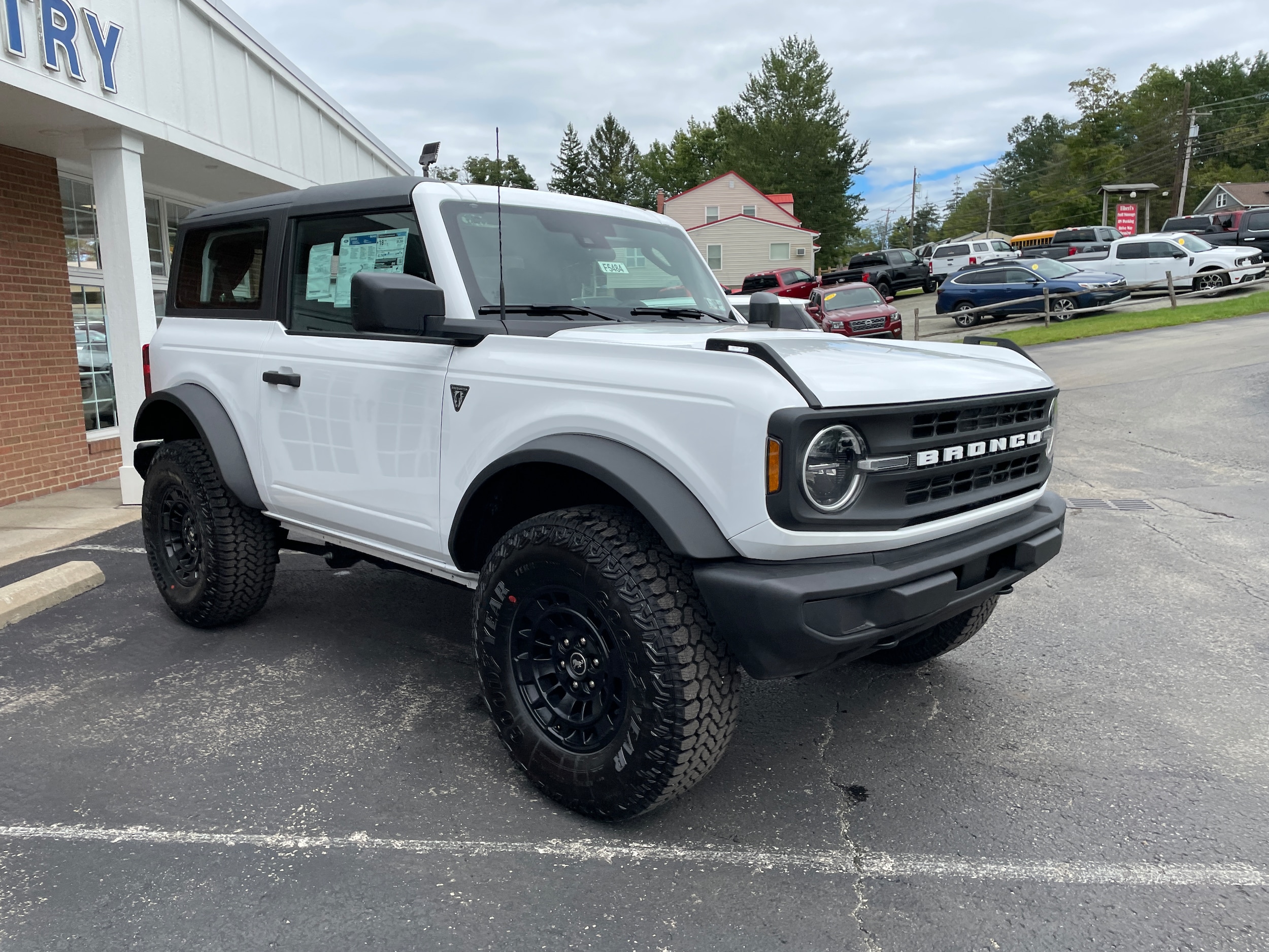 2026 Ford Bronco Base Oxford White at Town & Country Ford
