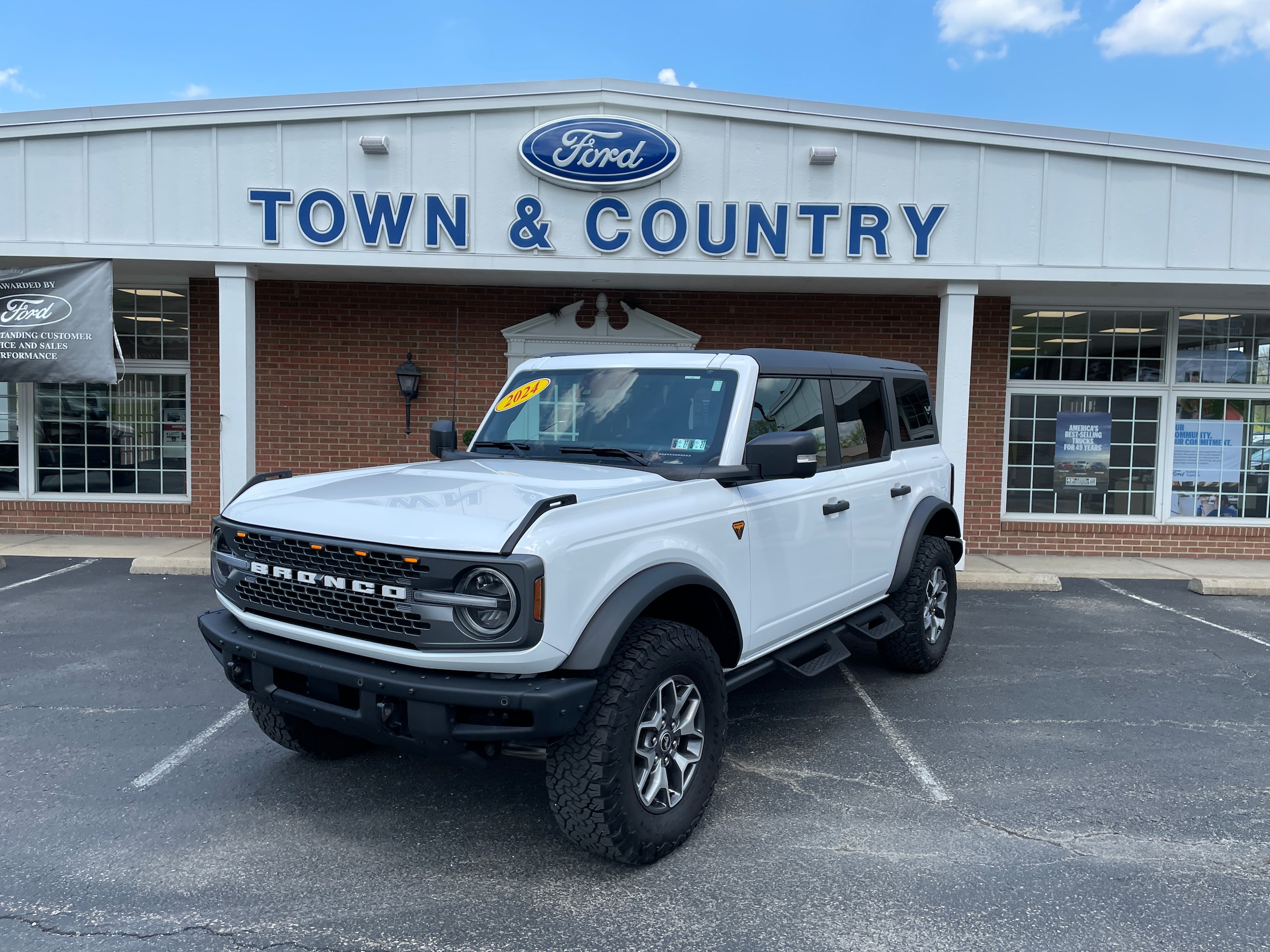 2024 Ford Bronco Badlands Oxford White at Town & Country Ford