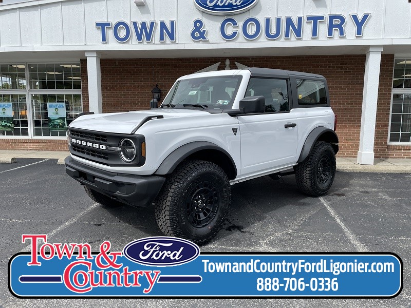 2026 Ford Bronco Base Oxford White at Town & Country Ford