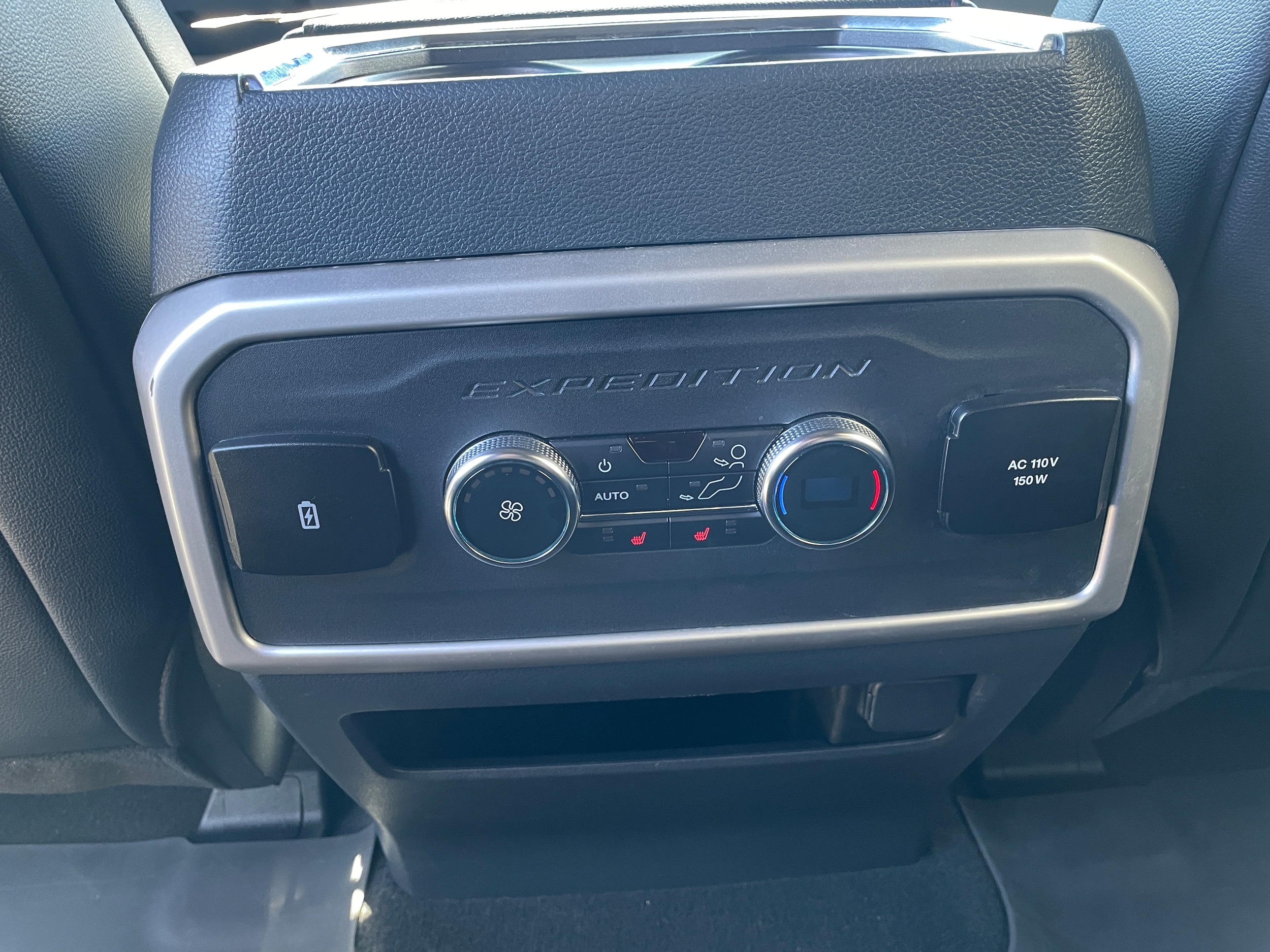 2024 Ford Expedition photo 16 of 33