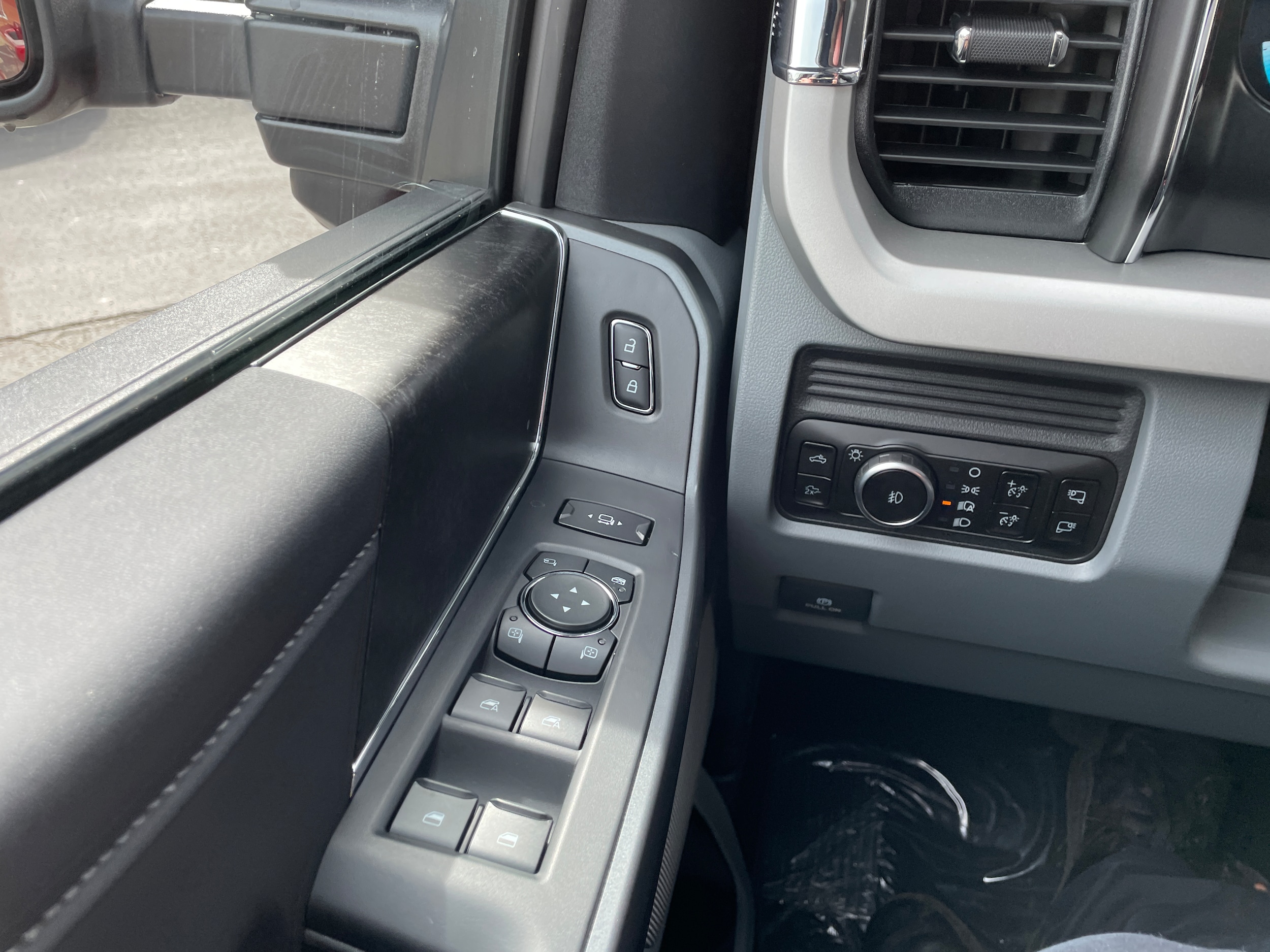 2027 Ford F-250 Pickup photo 33 of 40