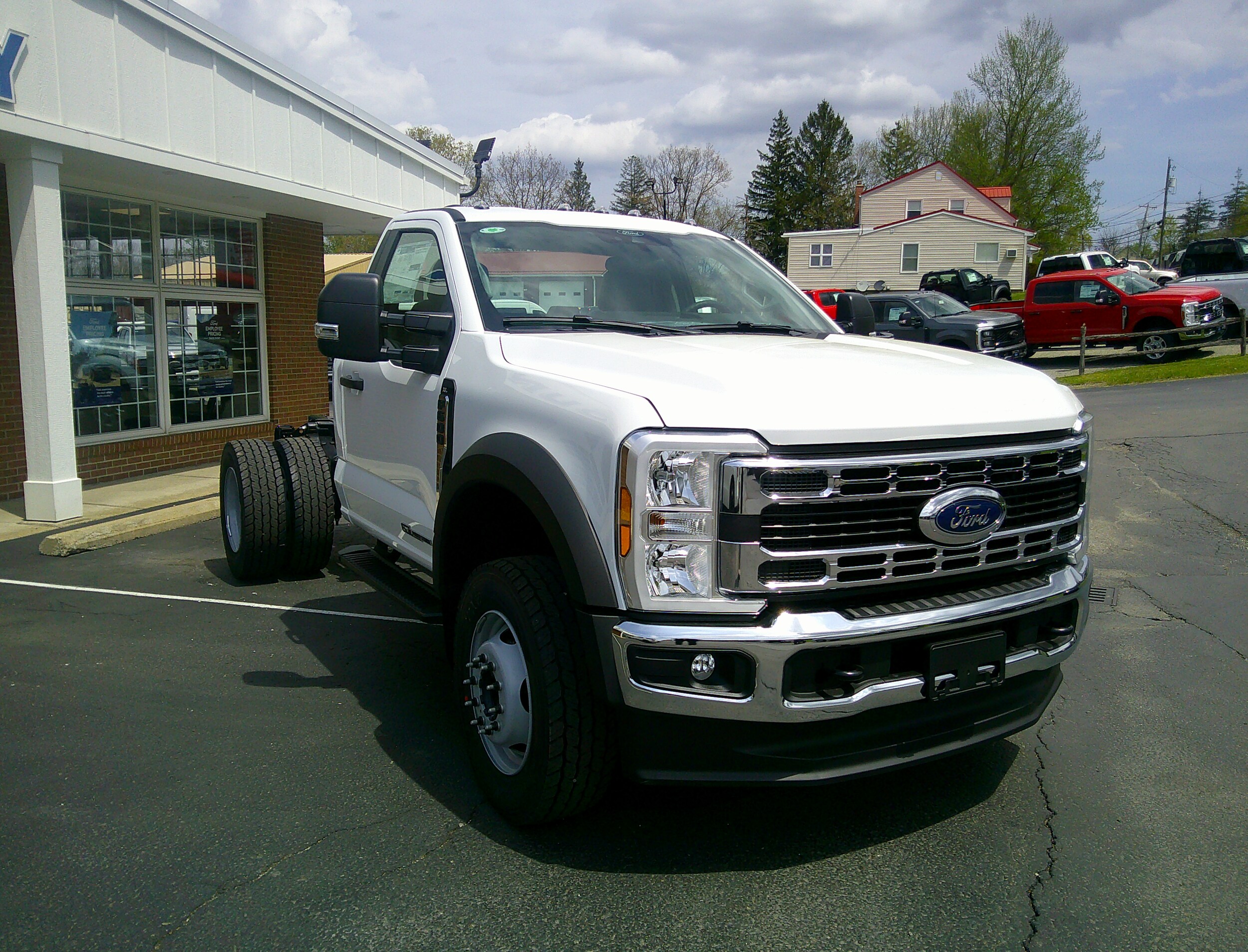 2025 Ford F-600 photo 2