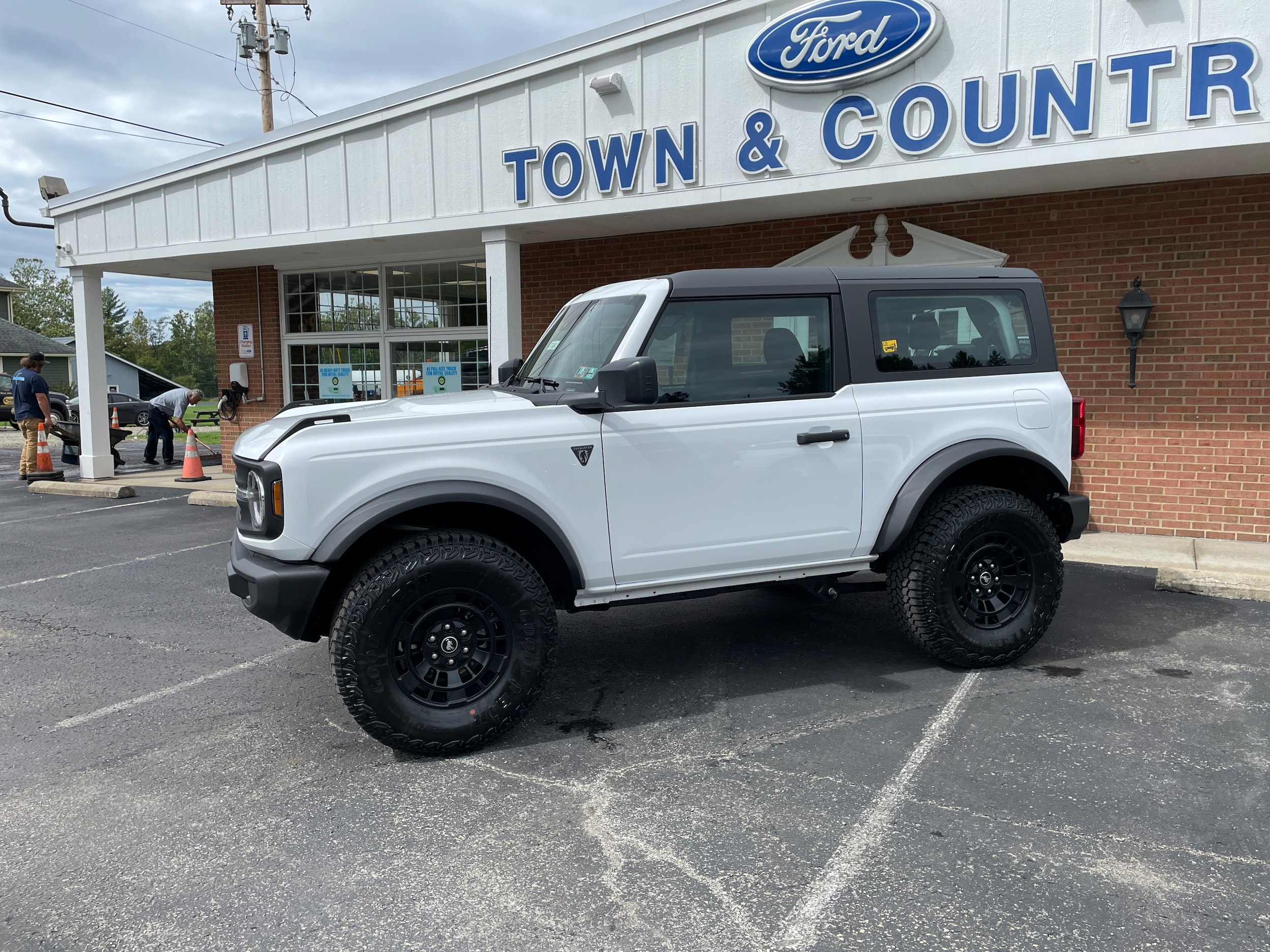 2026 Ford Bronco Base Oxford White at Town & Country Ford