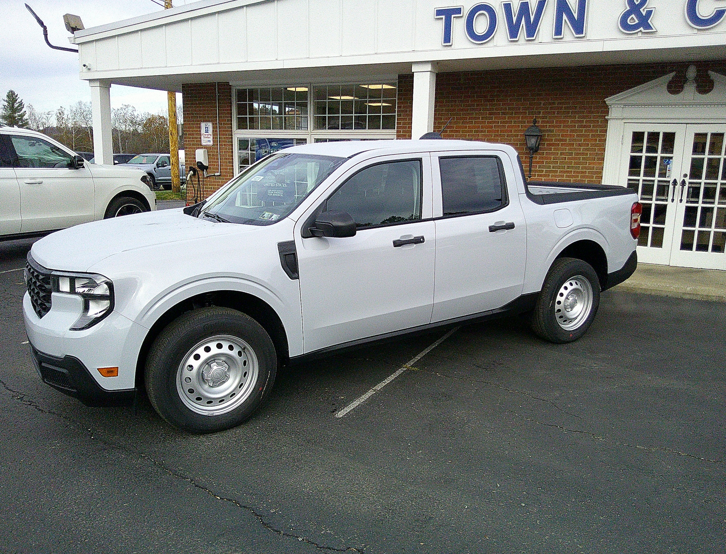 2025 Ford Maverick XL's photo