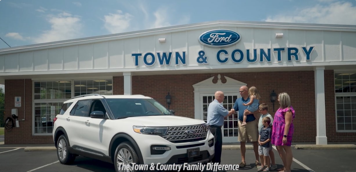 Customers at Town and Country Ford in Ligonier