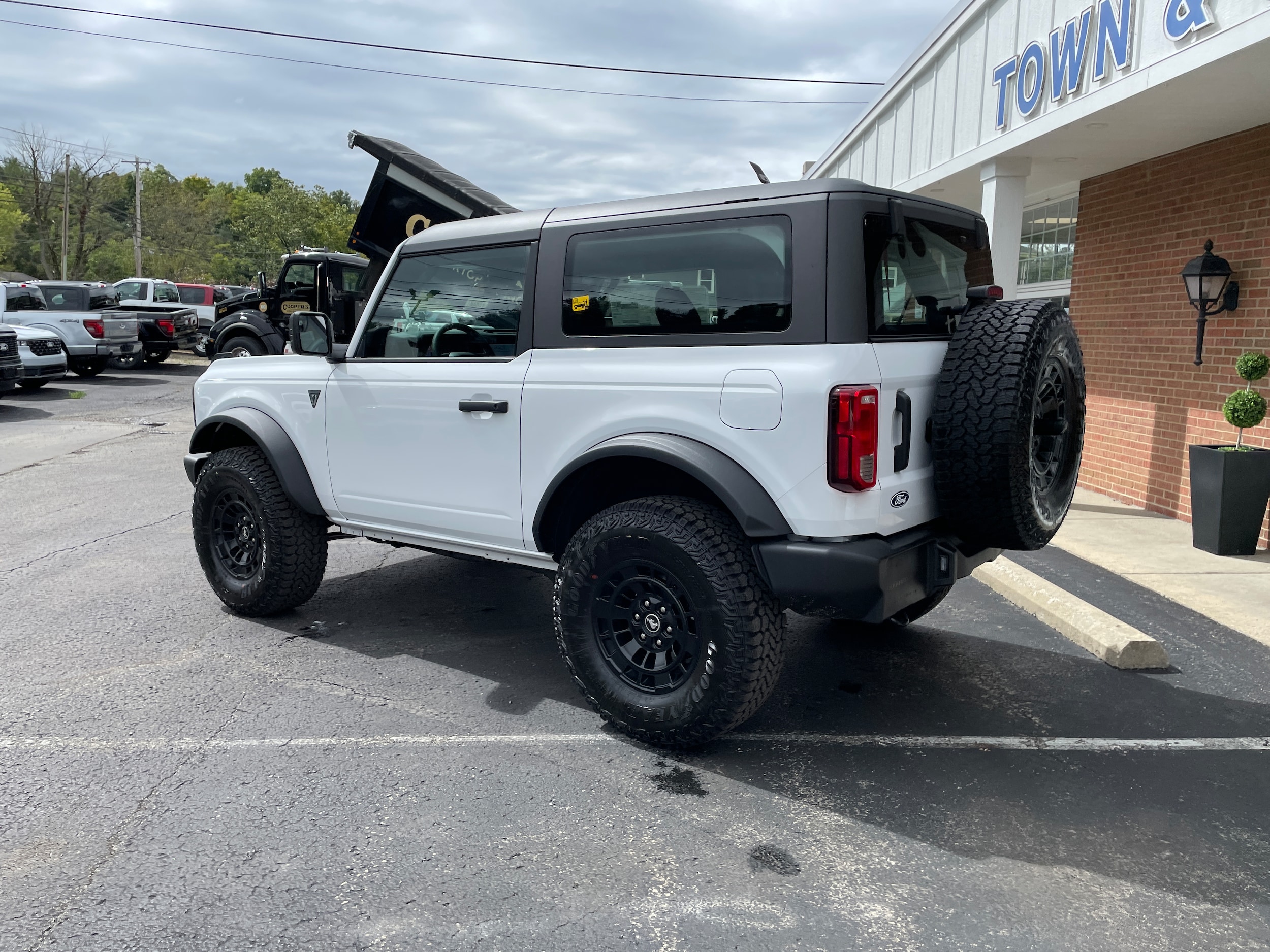 2026 Ford Bronco Base Oxford White at Town & Country Ford