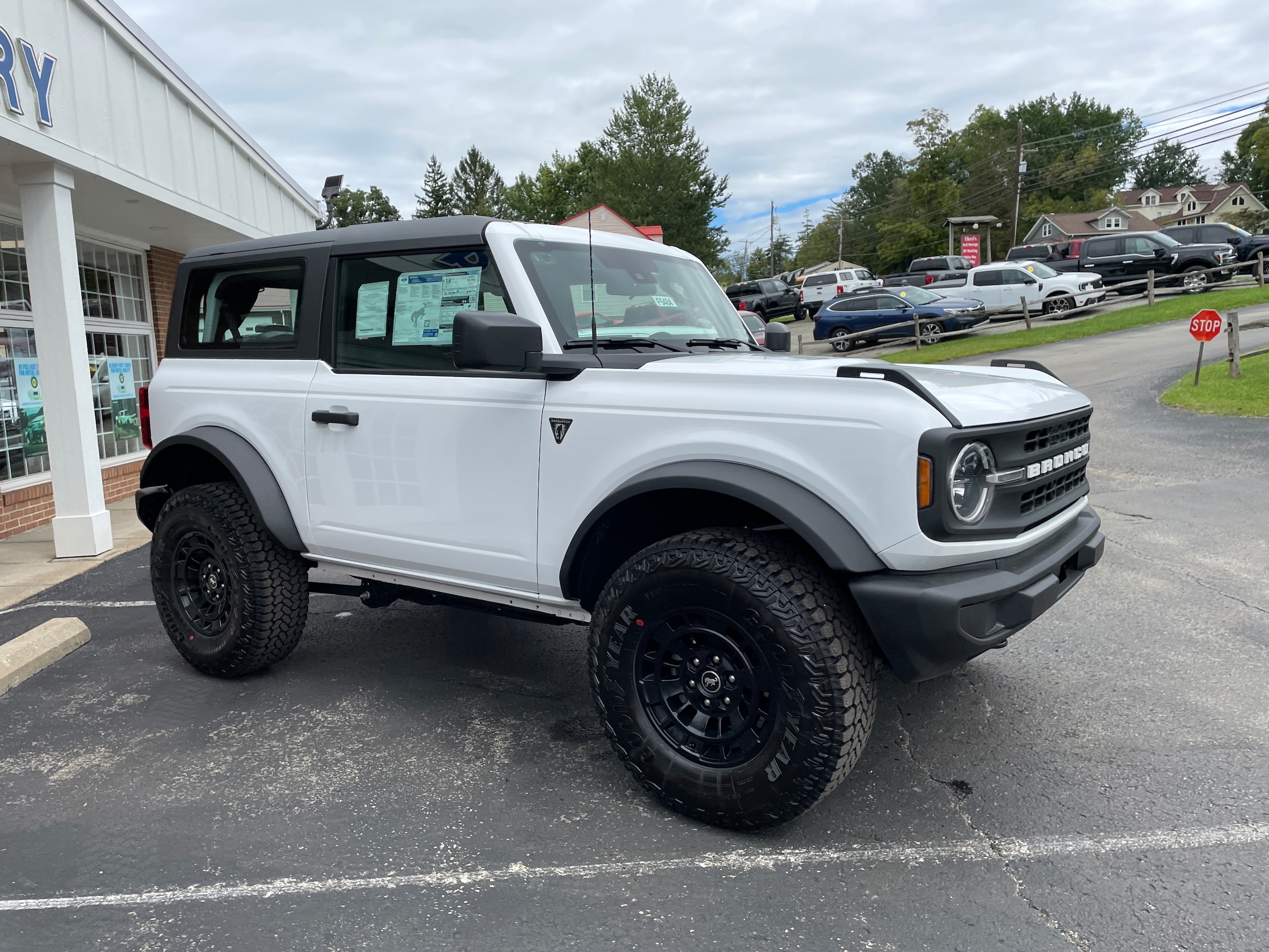 2026 Ford Bronco Base Oxford White at Town & Country Ford