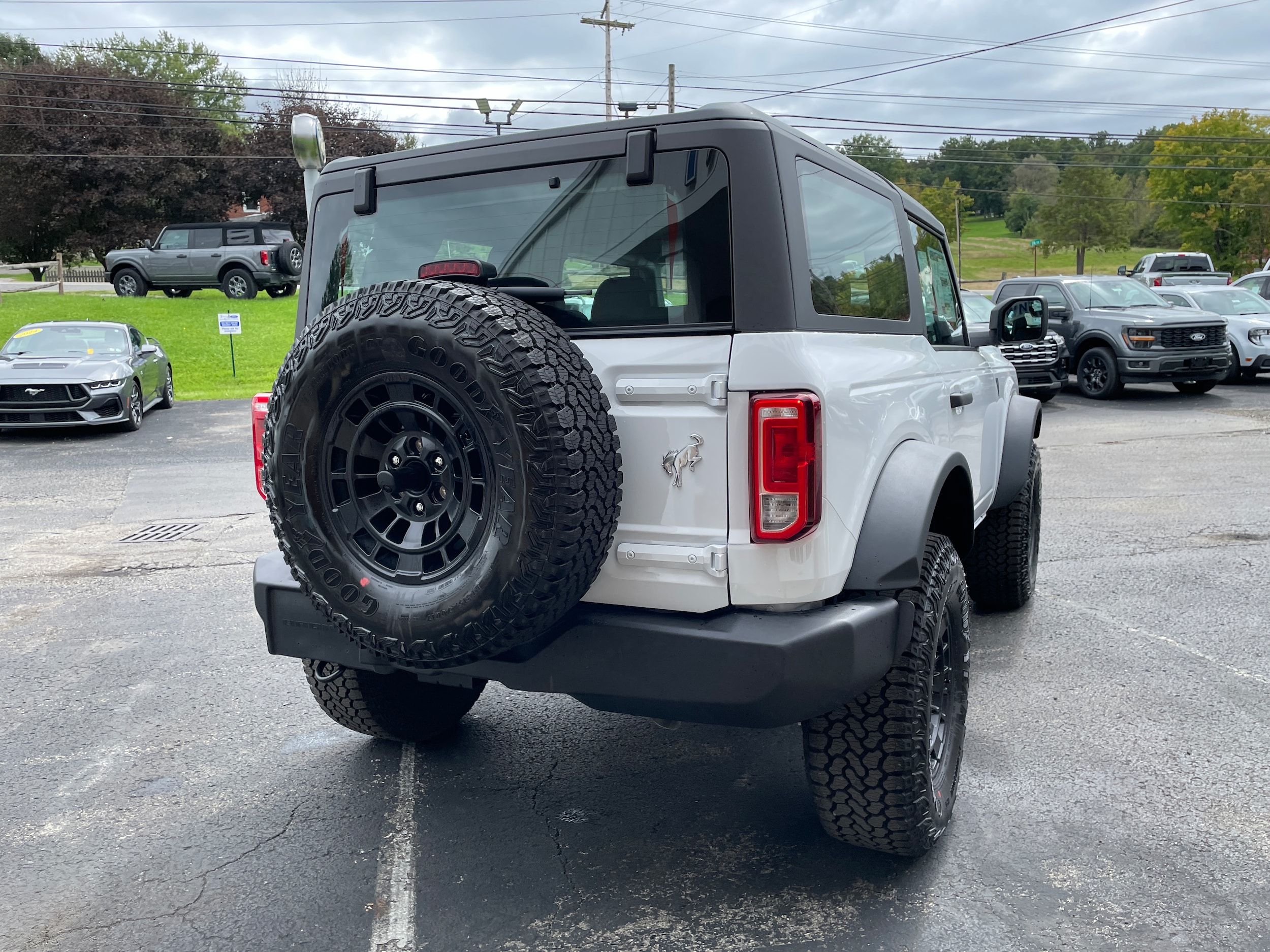 2026 Ford Bronco Base Oxford White at Town & Country Ford