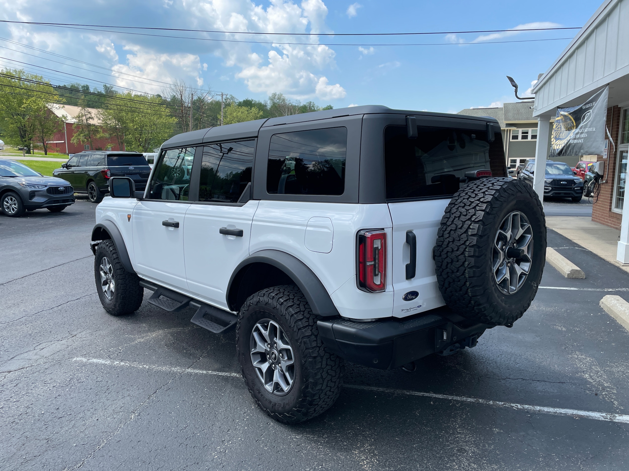 2024 Ford Bronco Badlands Oxford White at Town & Country Ford