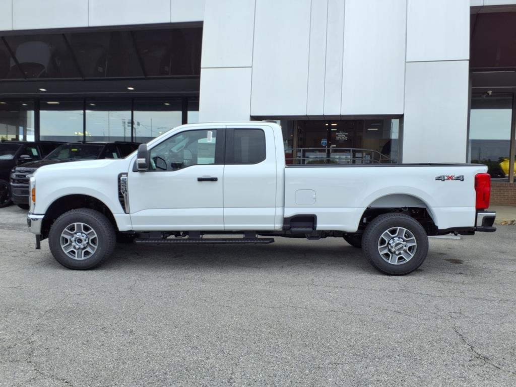 2025 Ford F-350 XLT photo 2