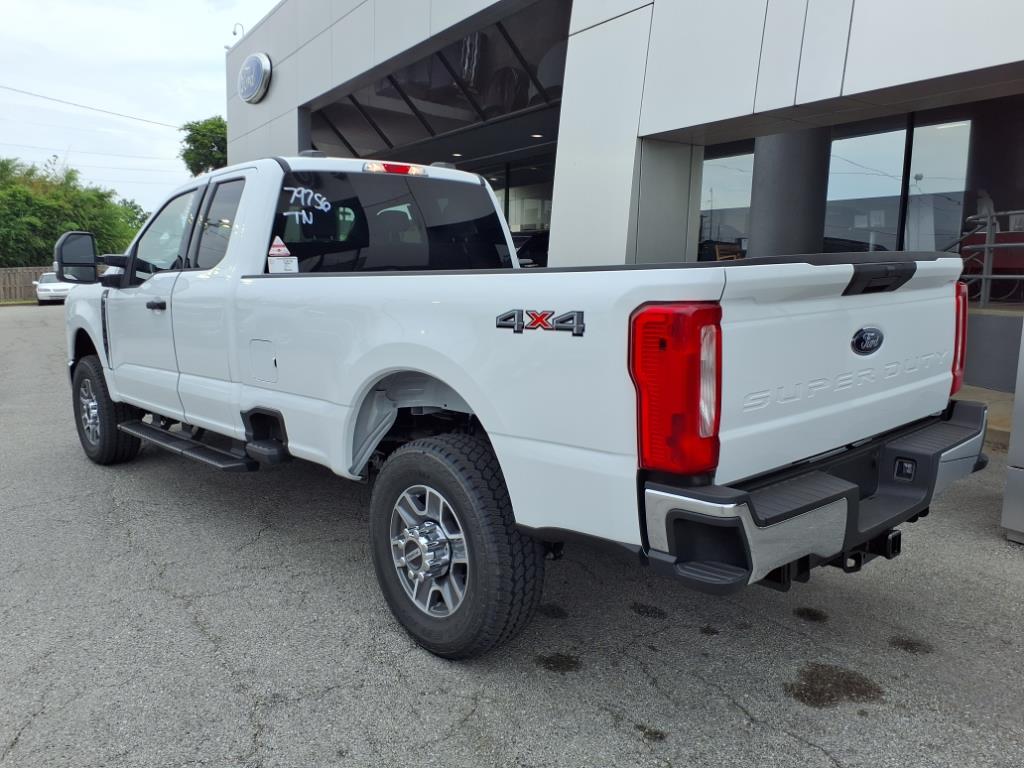 2025 Ford F-350 XLT photo 3