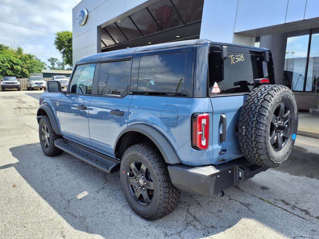 2025 Ford Bronco Outer Banks photo 2
