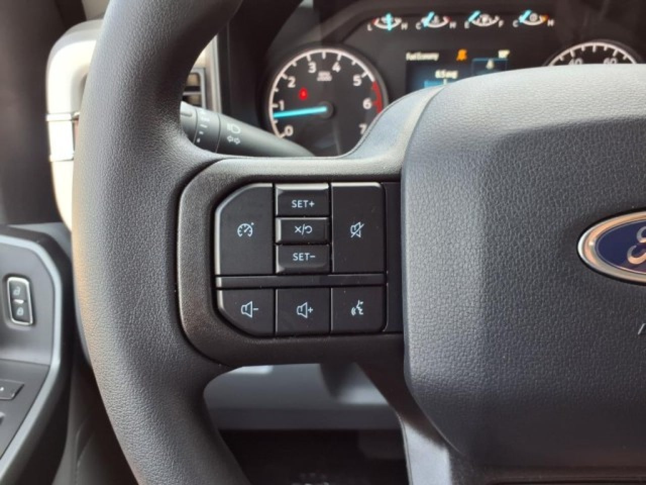 2025 Ford F-350 Super Duty XLT - Photo 9