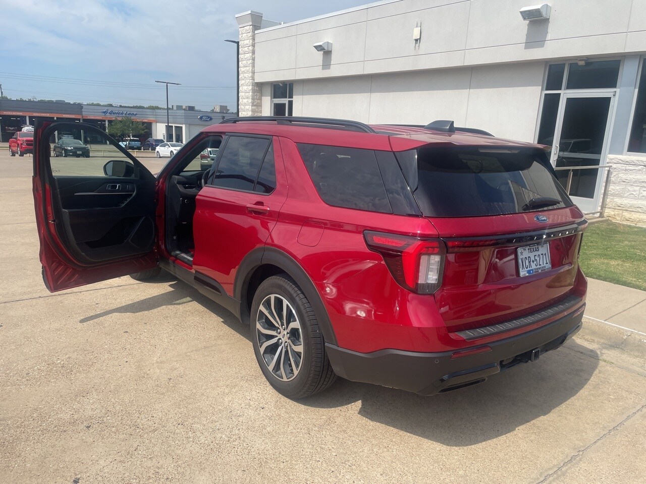 2025 Ford Explorer ST-Line photo 2