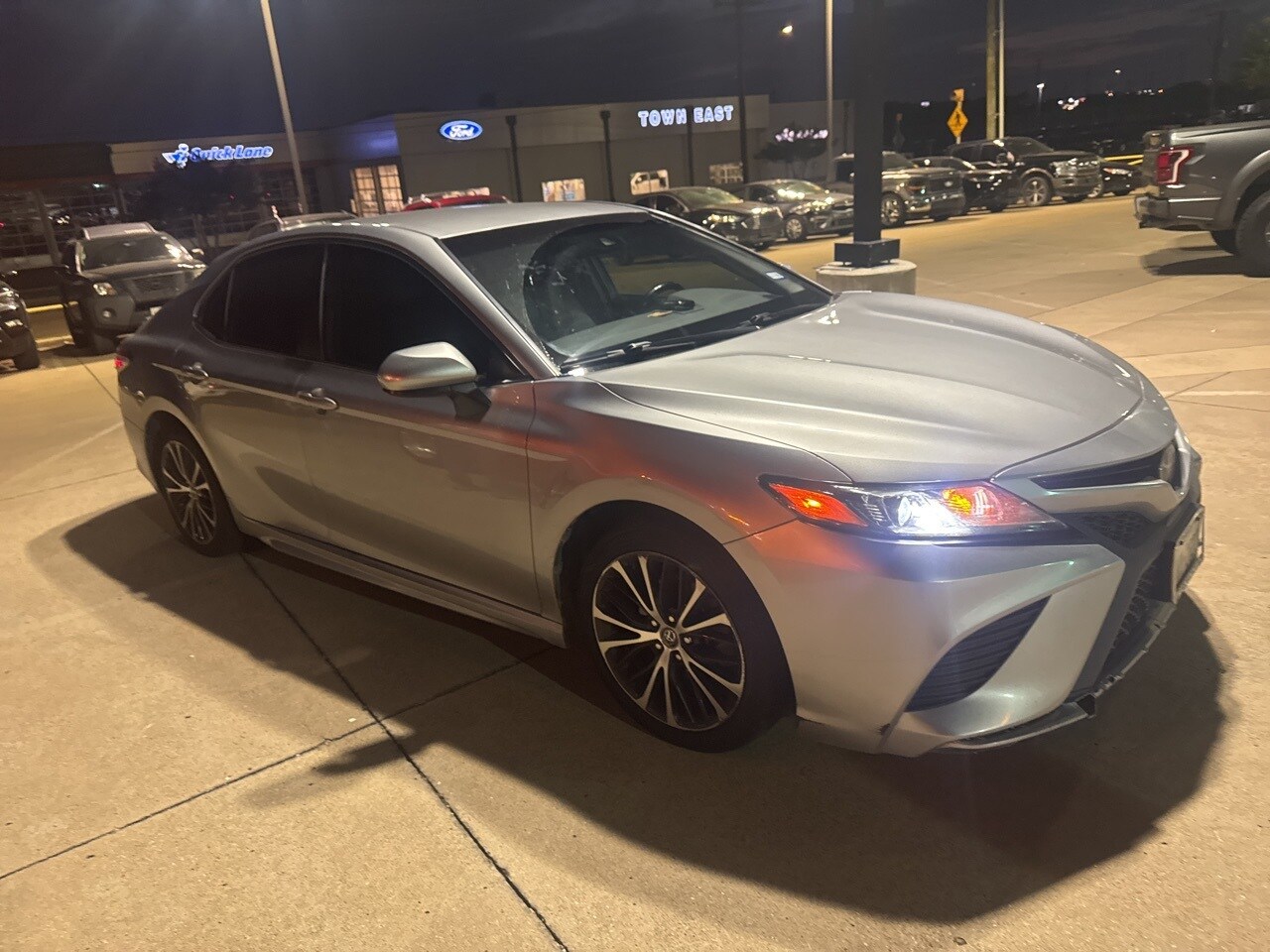 2020 Toyota Camry SE photo 3