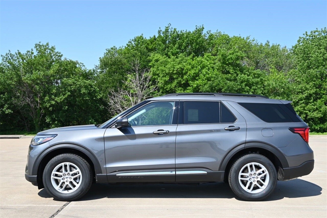 2025 Ford Explorer photo 2