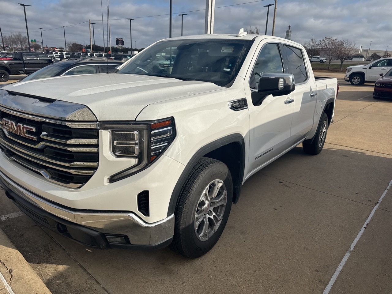 2024 GMC Sierra 1500 SLT's photo