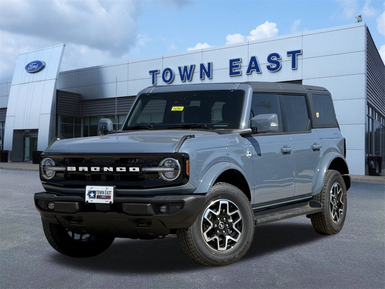 2025 Ford Bronco 4-Door Outer Banks's photo