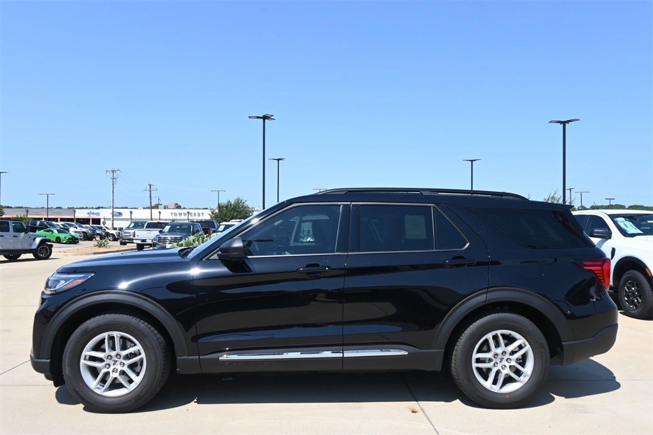 2025 Ford Explorer photo 2