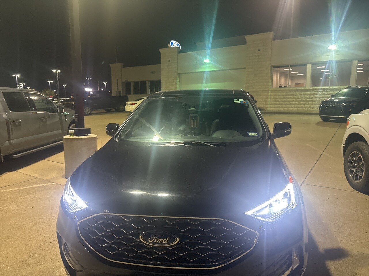 2021 Ford Edge Titanium photo 2