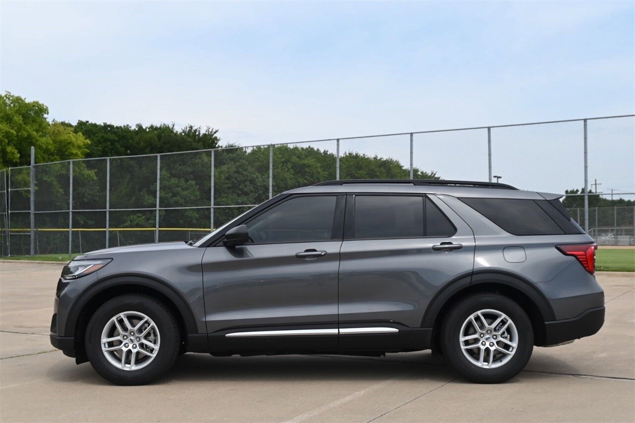 2025 Ford Explorer photo 2