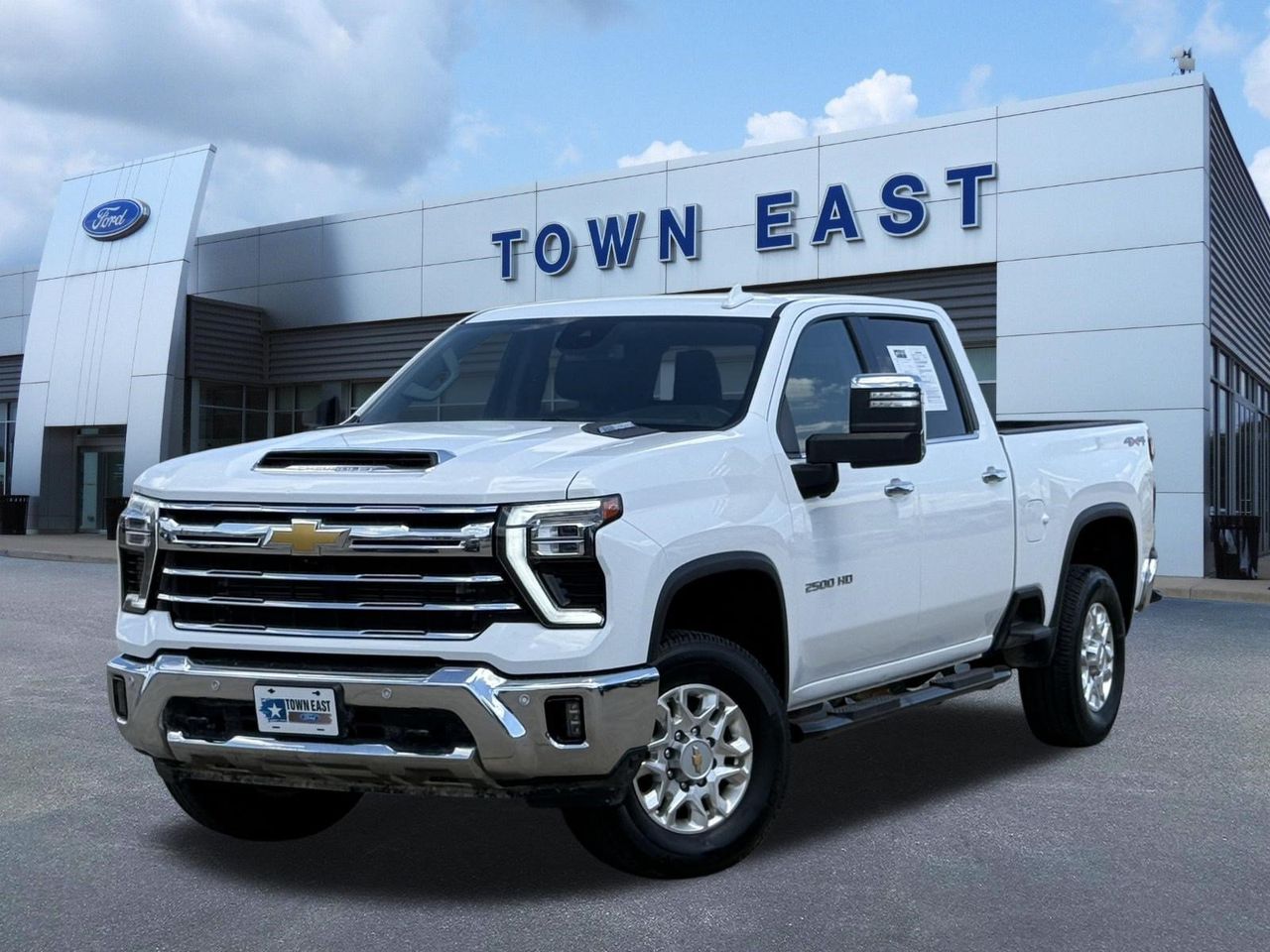 Summit White 2025 Chevrolet Silverado 2500HD Pickup Truck Four-Wheel Drive Automatic