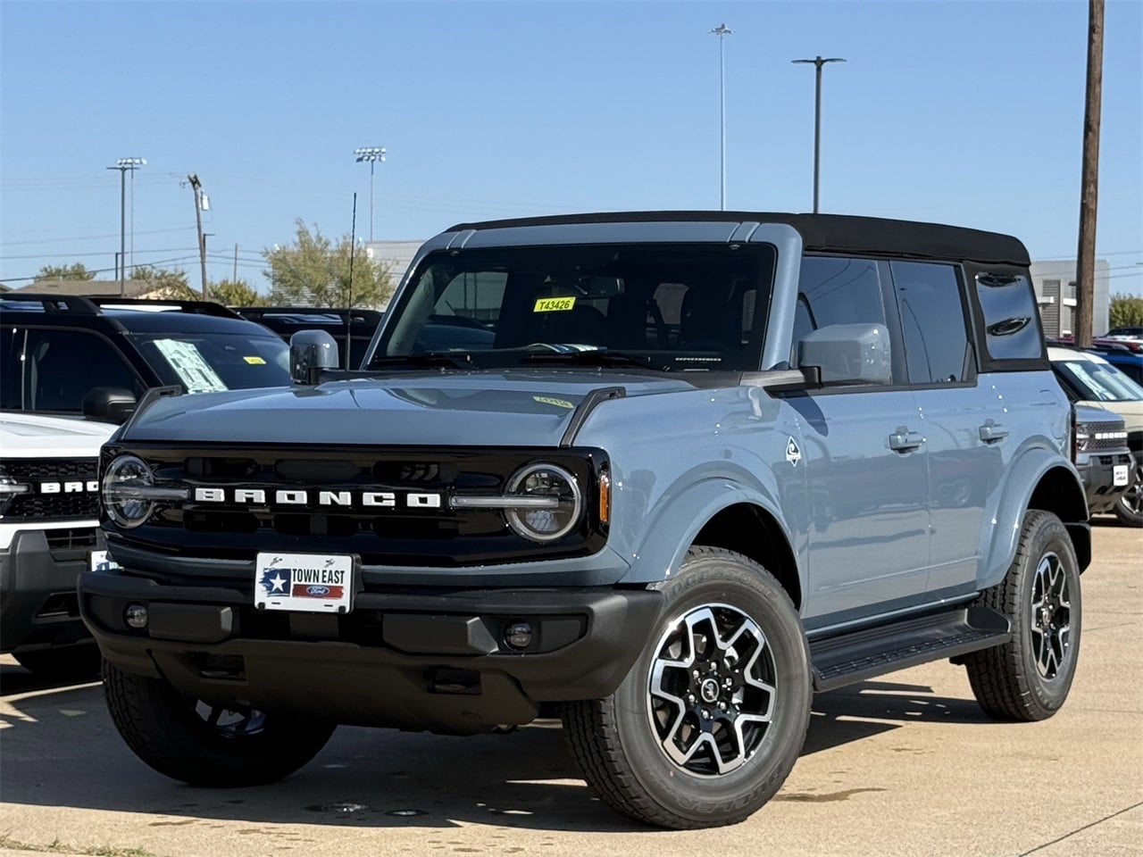 2025 Ford Bronco 4-Door Outer Banks's photo