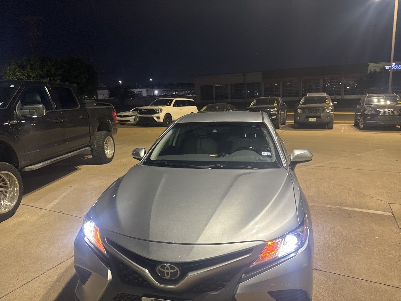 2020 Toyota Camry SE photo 2