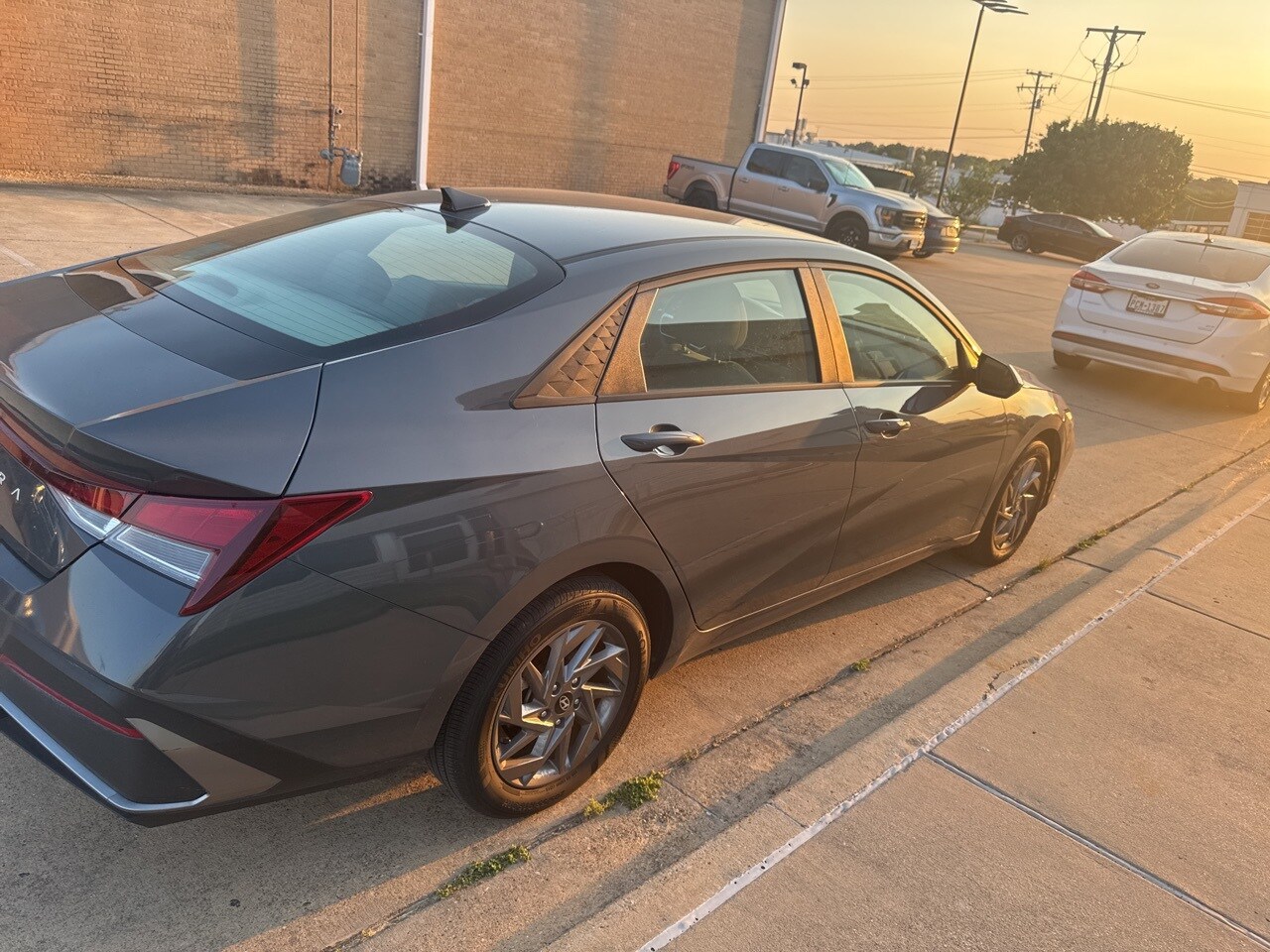 2024 Hyundai Elantra SEL photo 3