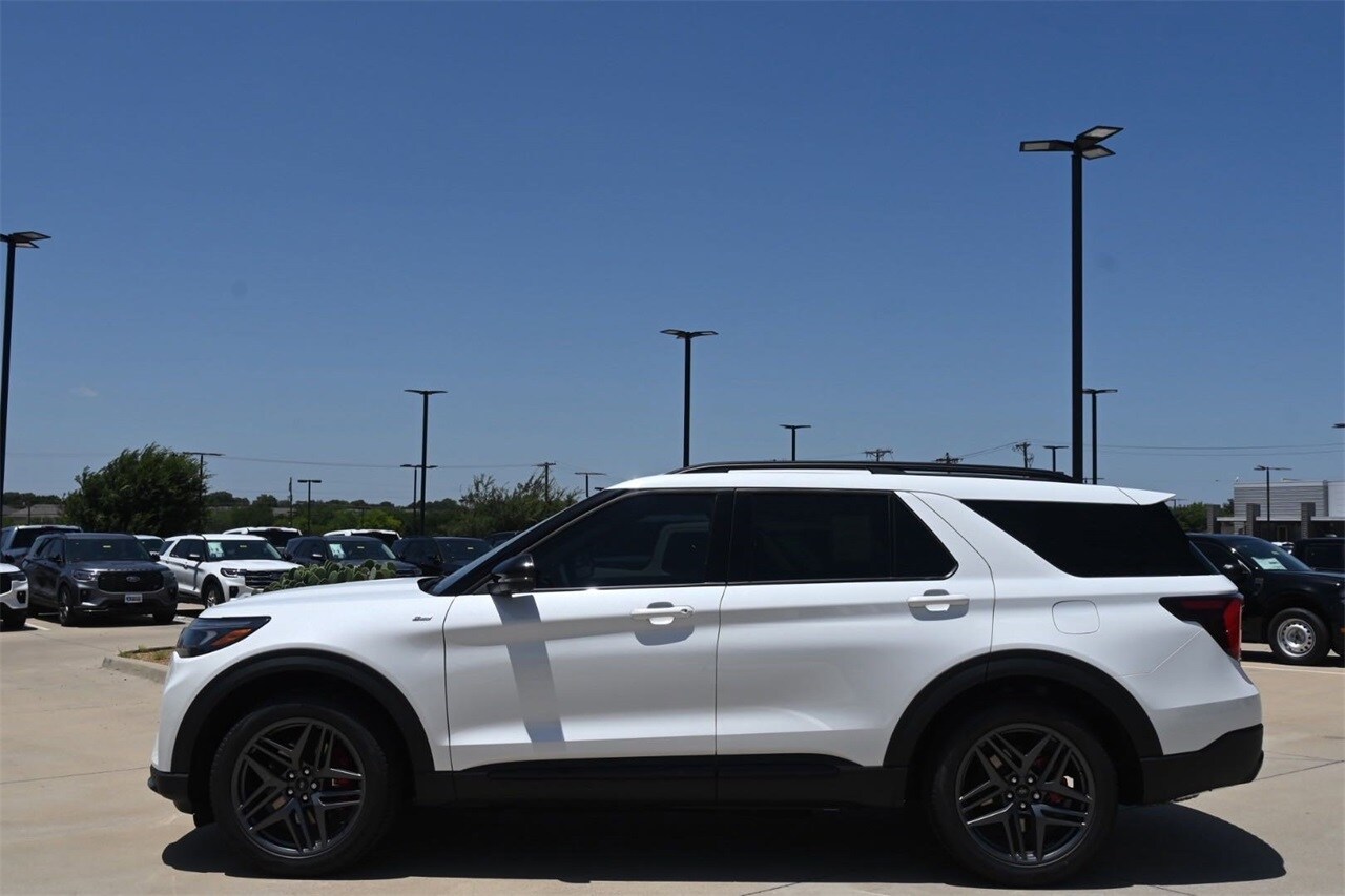 2025 Ford Explorer ST-Line photo 2