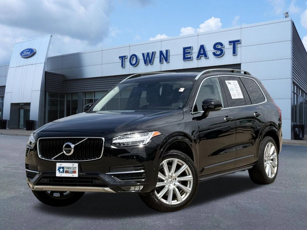2018 Volvo XC90 T6 AWD Momentum's photo