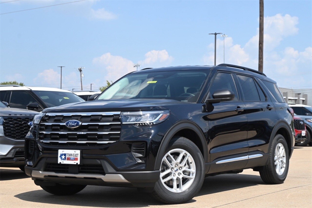 2025 Ford Explorer photo 2
