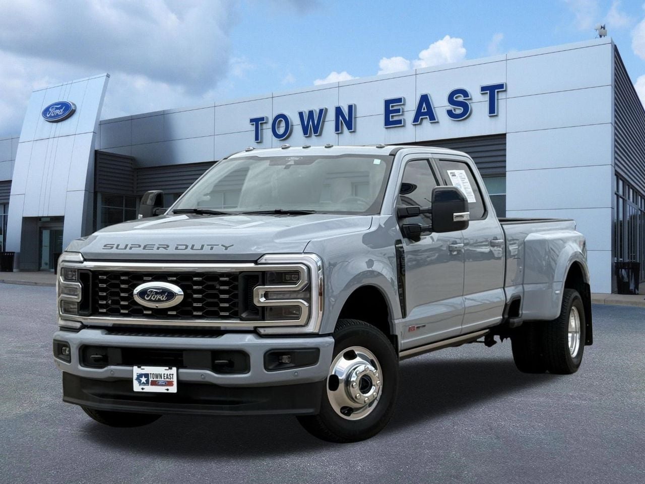 2026 Ford F-350 Platinum 4x4 Crew Cab 8' Box DRW's photo