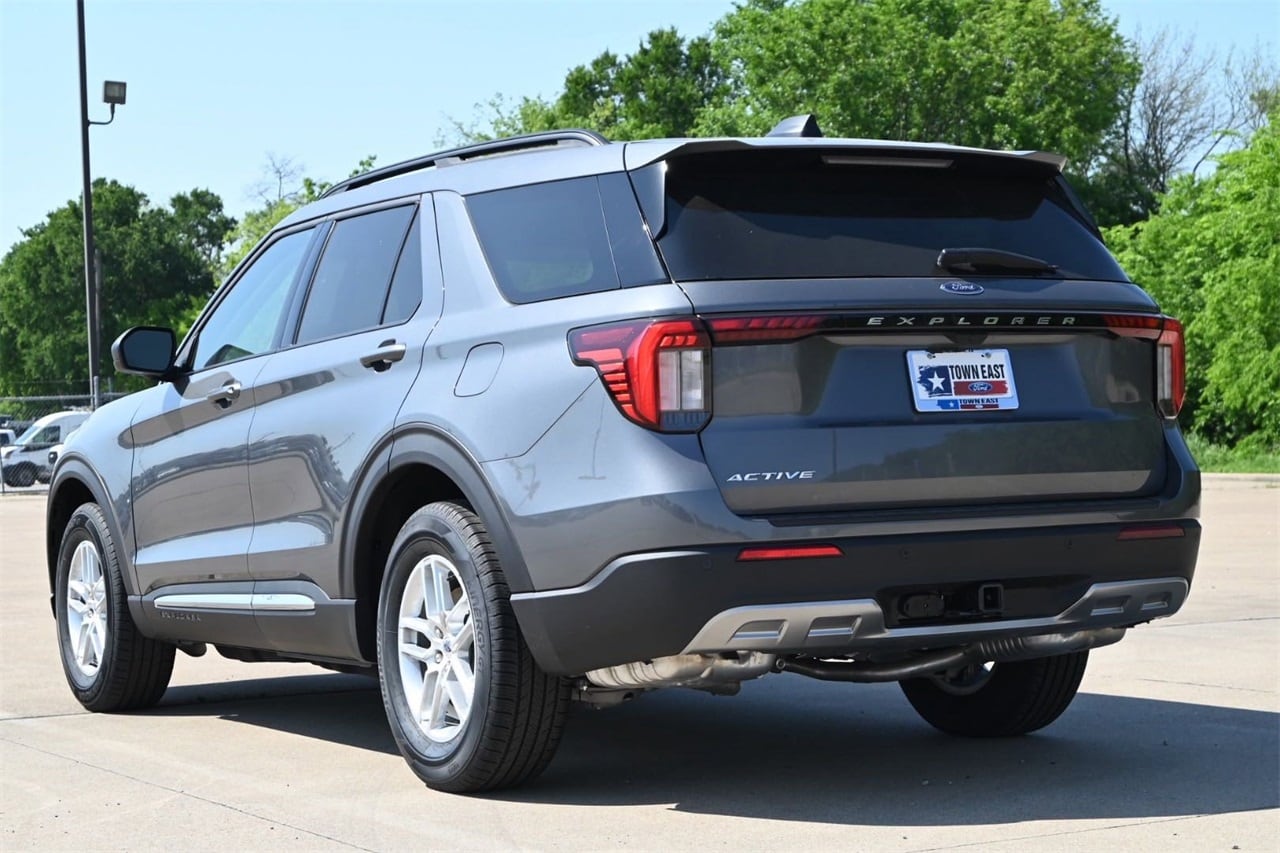 2025 Ford Explorer photo 3