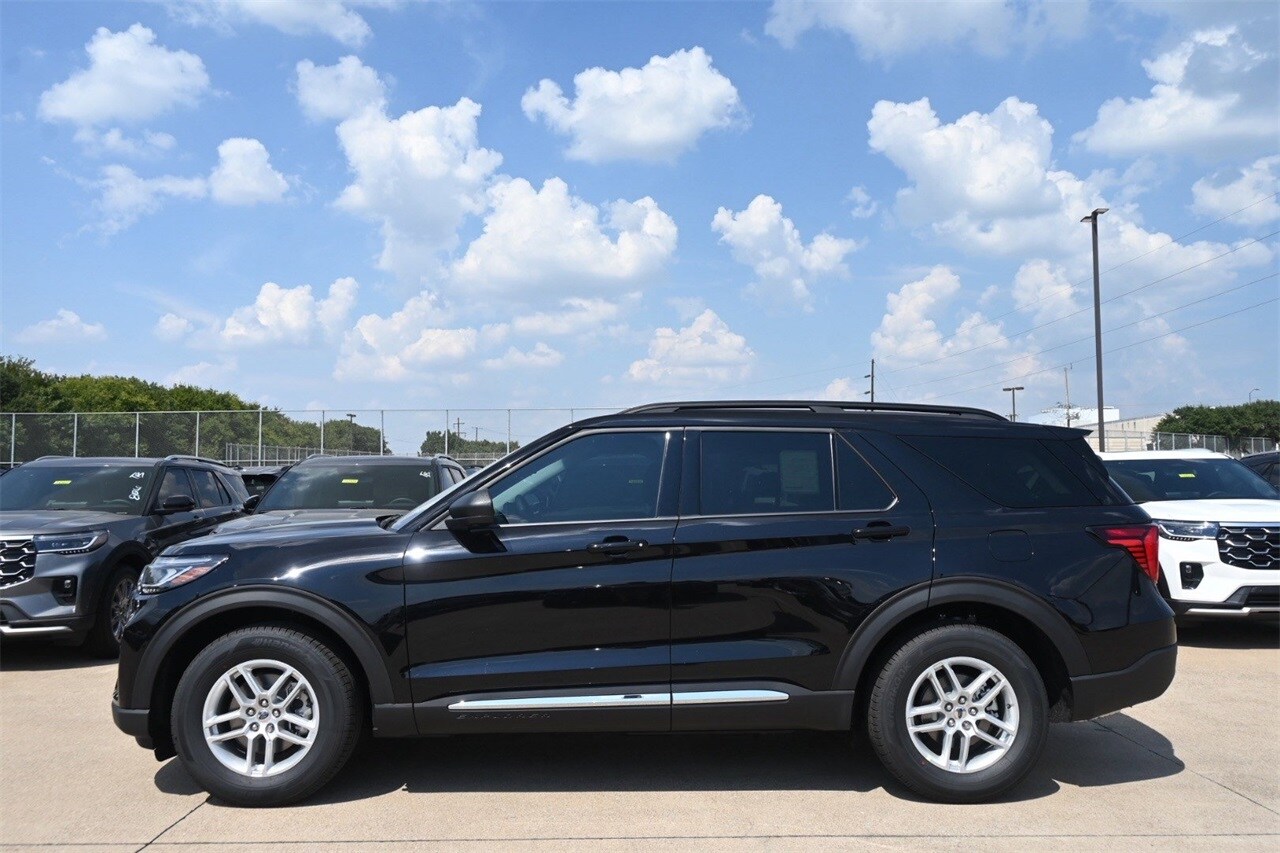 2025 Ford Explorer photo 3