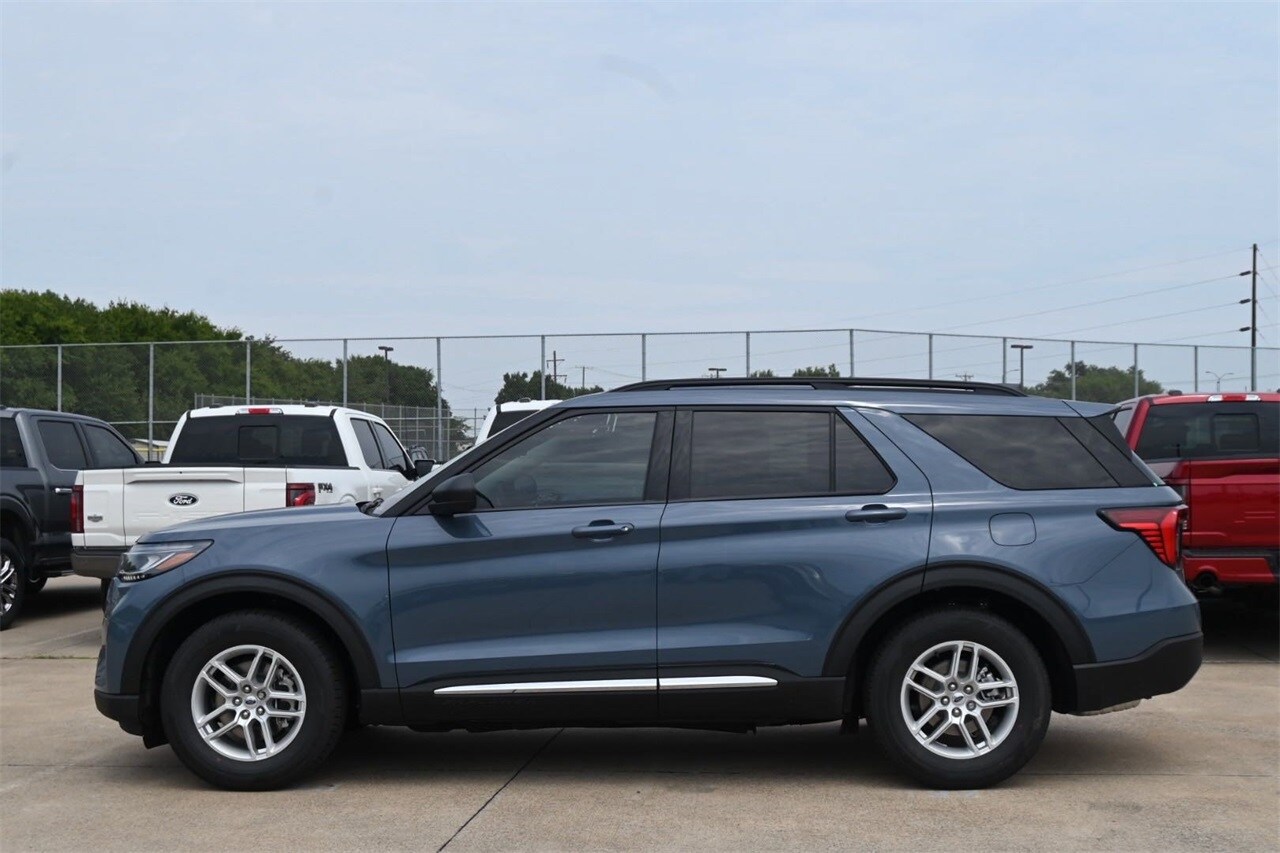 2025 Ford Explorer photo 2